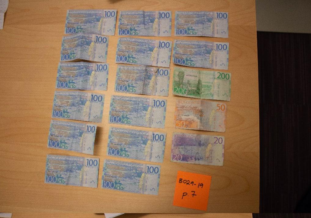 Polisen hittade flera sedelbuntar hemma hos den nu dömde mannen. Vid möten med den ryske underrättelsetjänstemannen hade han mottagit mellan 10 000 kronor och 30 000 kronor i kontanter.