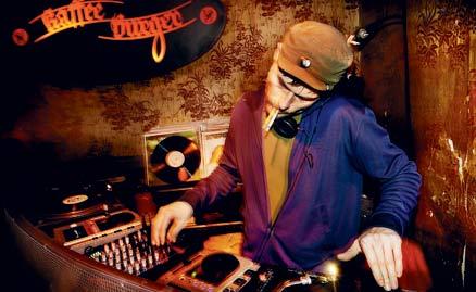 DJ Tito Tranqilo spelar skivor på Kaffee Burger.