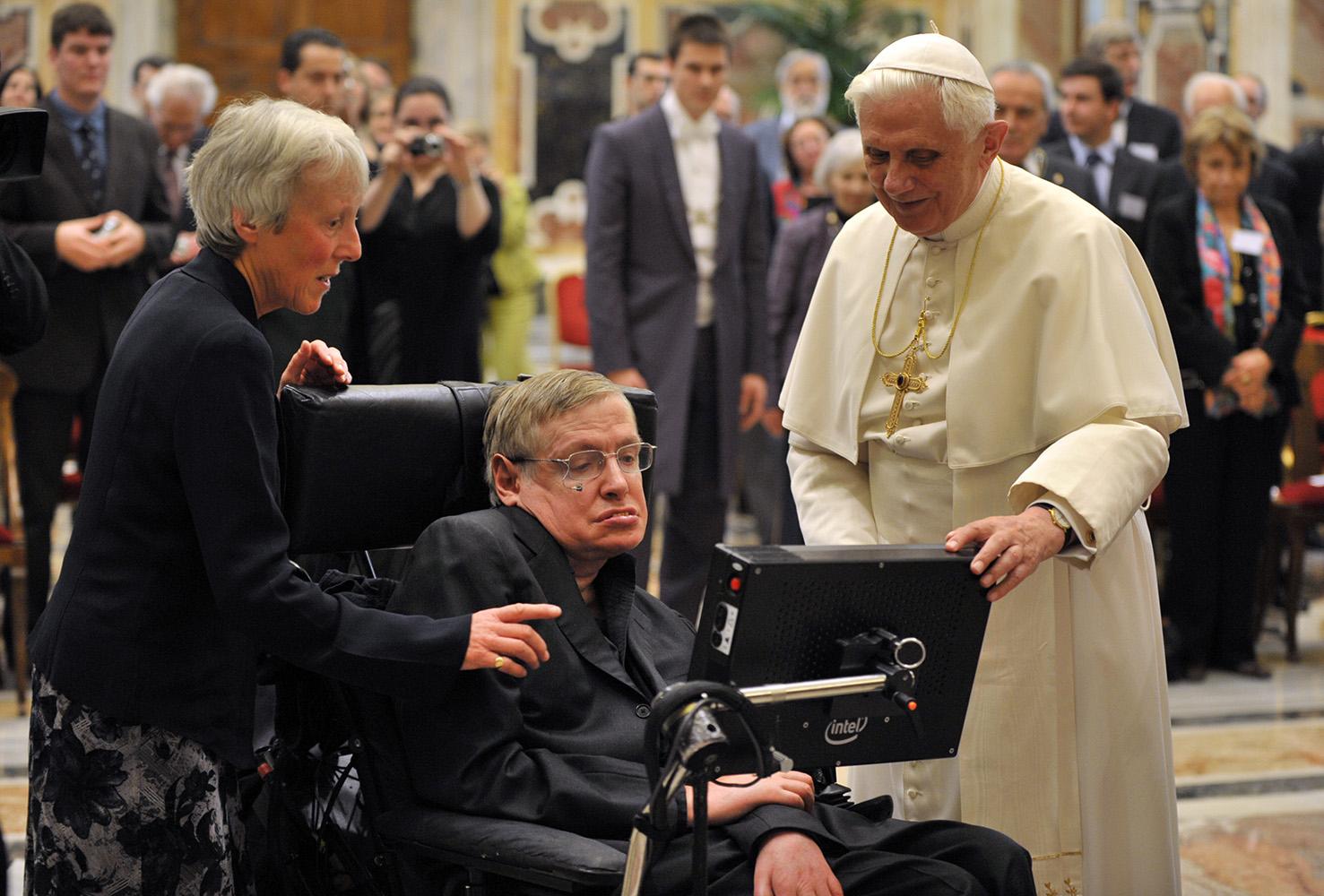 Hawking träffar påve Benedictus 2008.