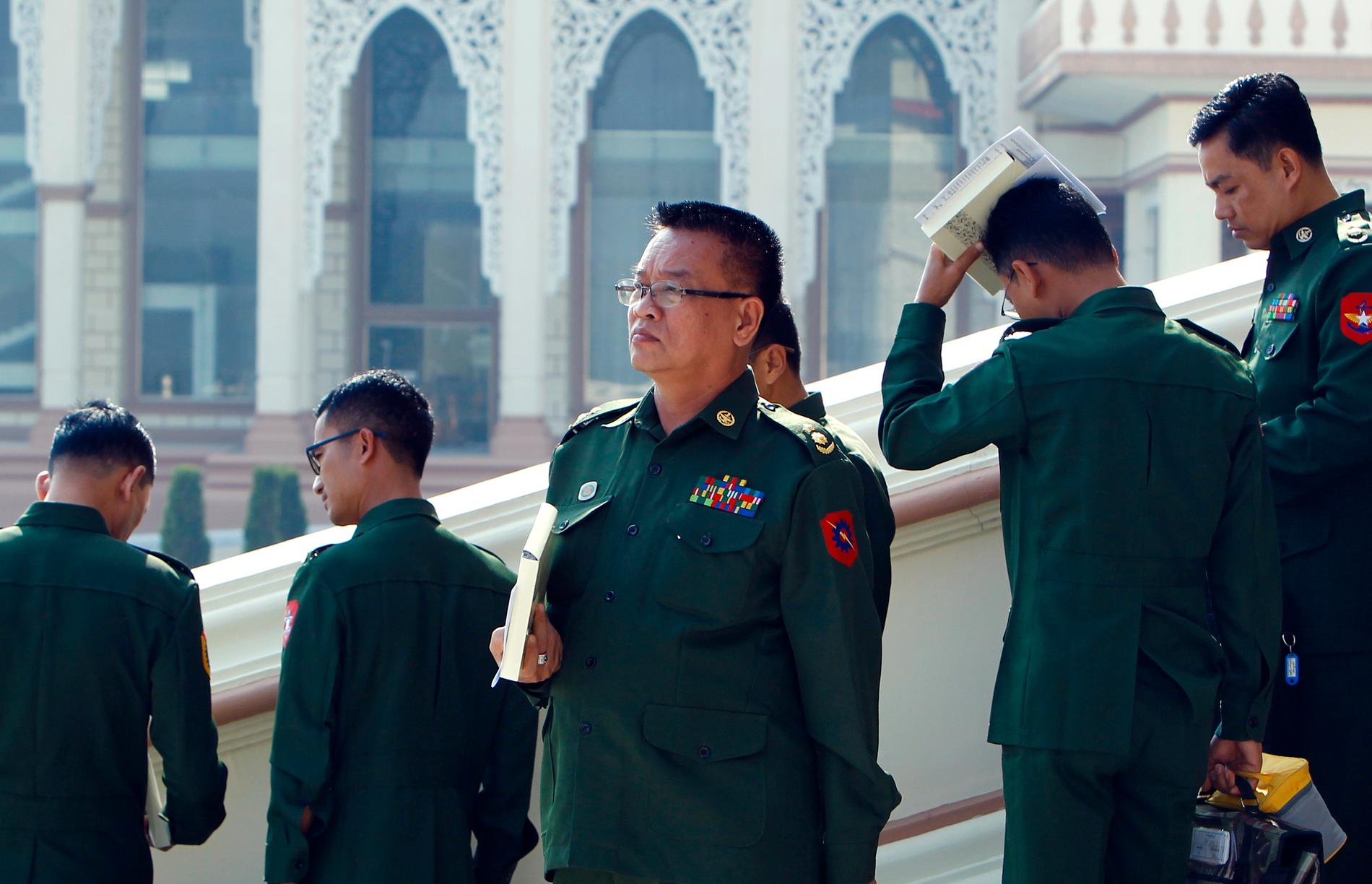 Militärens företrädare lämnar en samling i Myanmars parlament i Naypyitaw i slutet av januari, där en grundlagskommitté röstades fram. Arkivbild.