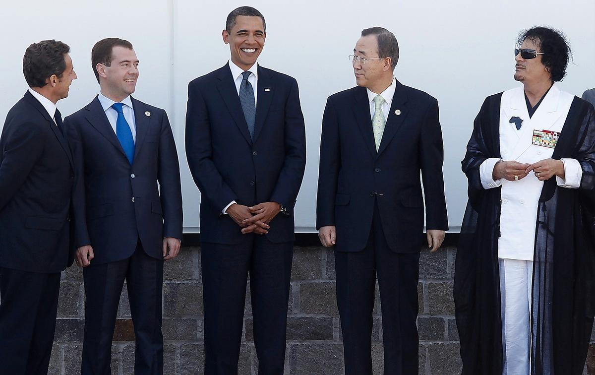Under ett G8-möte i Italien lyckades Gaddafi hamna på samma bild som Frankrikes president Nicolas Sarkozy, Rysslands premiärminister Dmitri Medvedev, USA:s president Barack Obama och FN:s generalsekreterare Ban Ki-moon. Foto CHARLES DHARAPA/AP