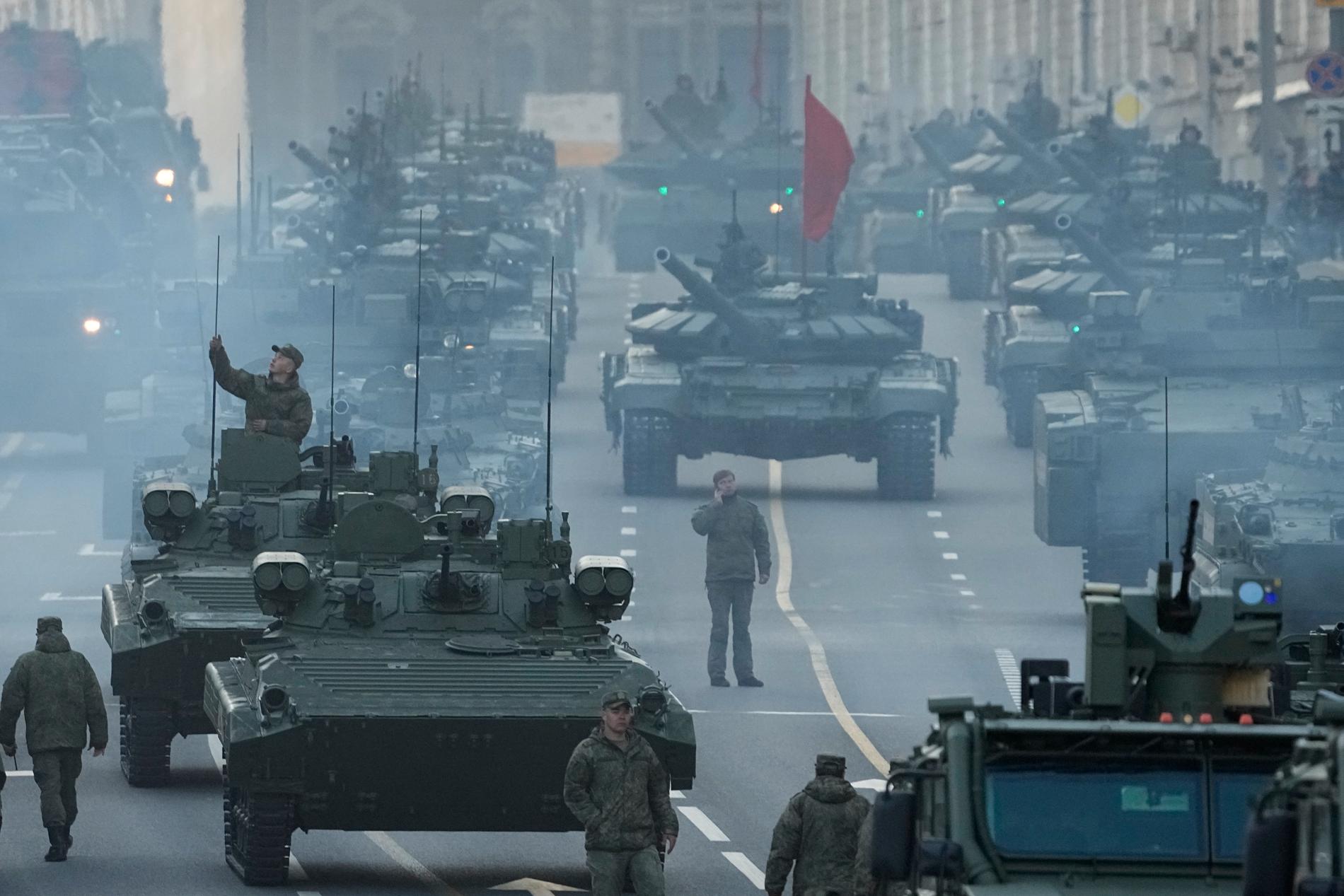 Ryska stridsvagnar och militärfordon rullar längs Tverskaya-gatan mot Röda torget för repetitionen inför Victory Day-militärparaden i Moskva.