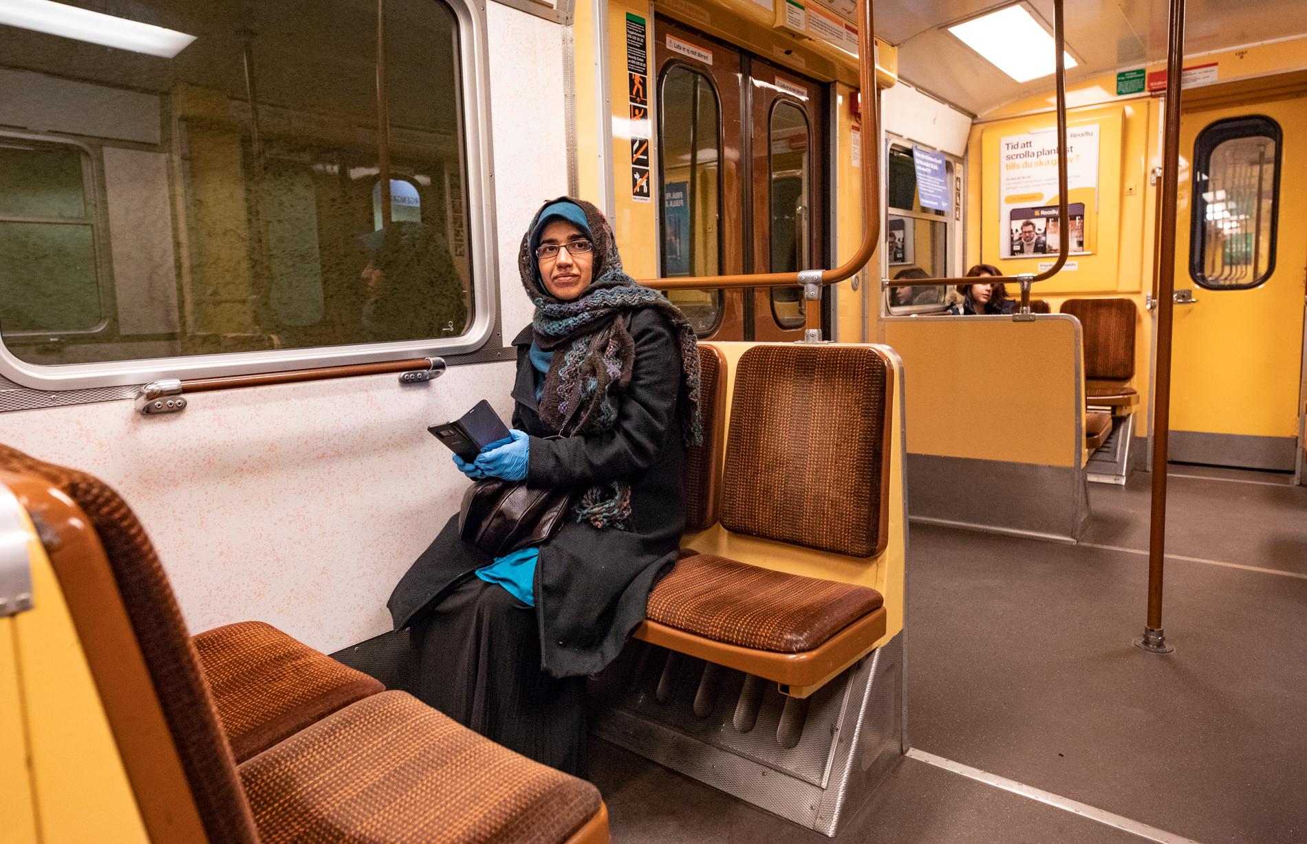 ”Jag har inget val, jag måste ta tunnelbanan”, säger Asma, 41.