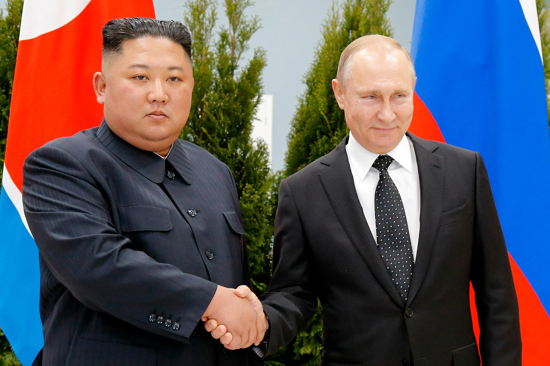 Nordkoreas Kim Jong Un skakar hand med den ryske presidenten Vladimir Putin under ett möte i Vladivostok 2019.