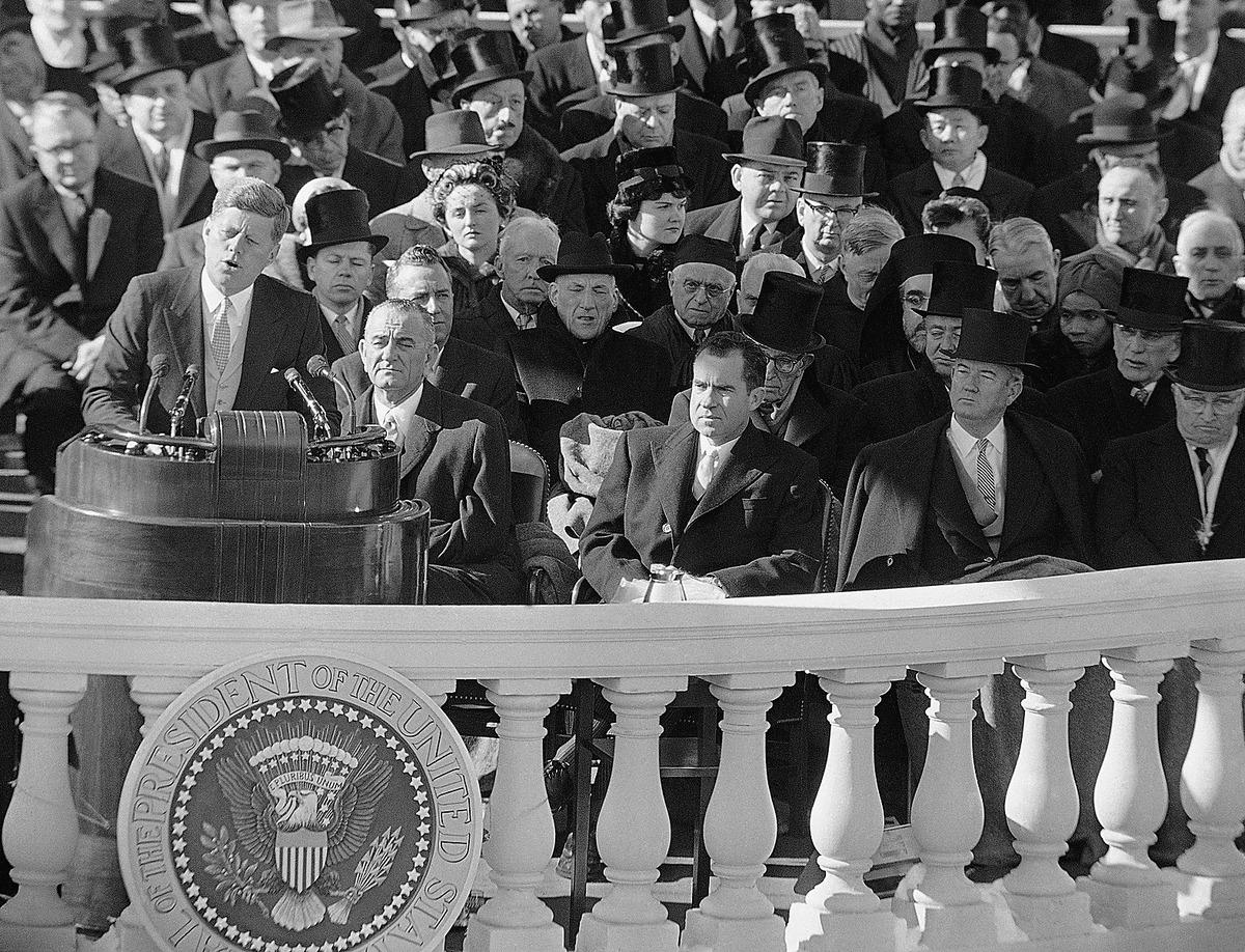 John F Kennedy svär presidentseden 1961 – men den mest kända delen av talet uppges vara stulet från hans gamle rektor.