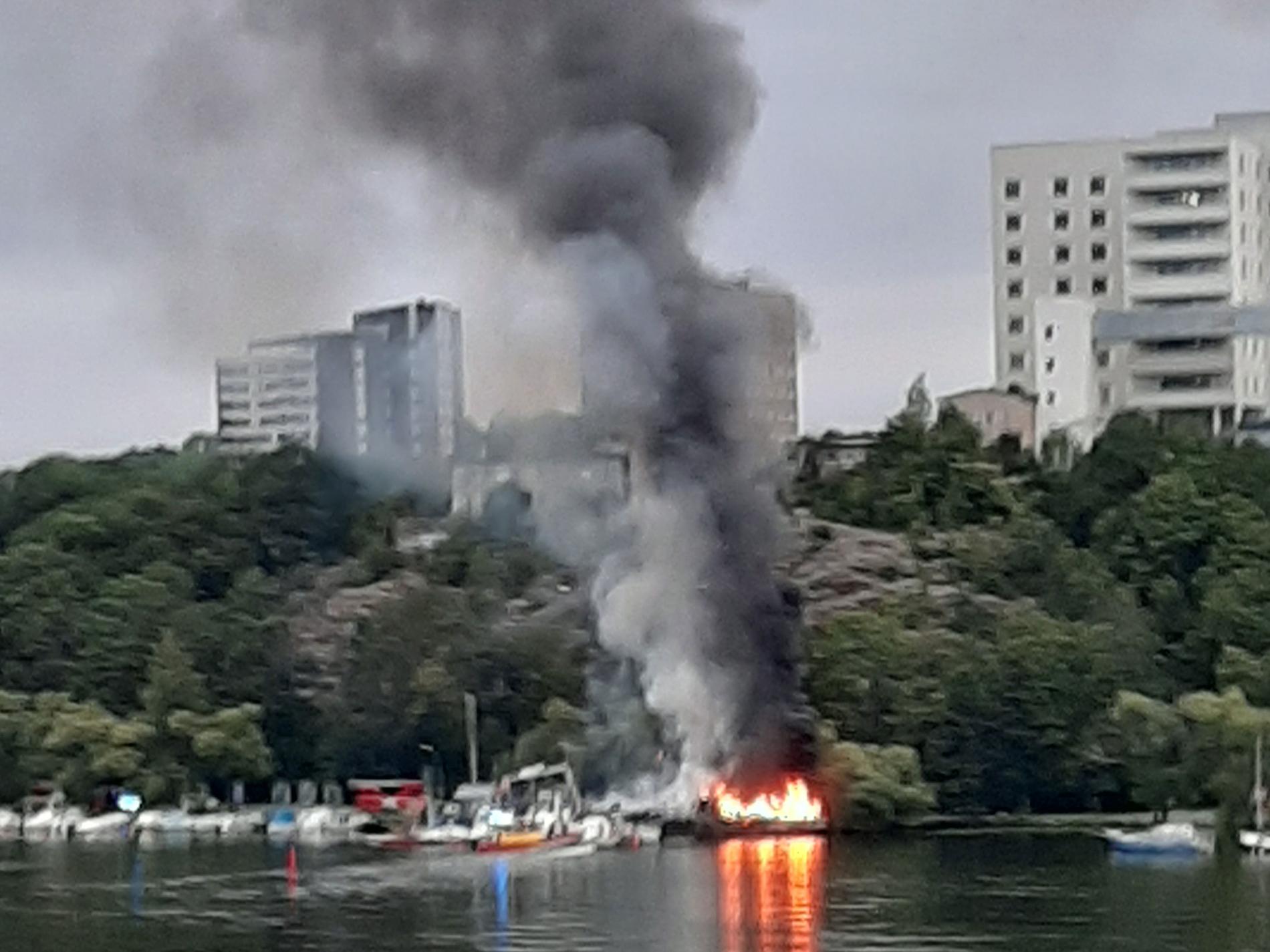  En båt vid Tantolunden i Stockholm började brinna på fredagsmorgonen.