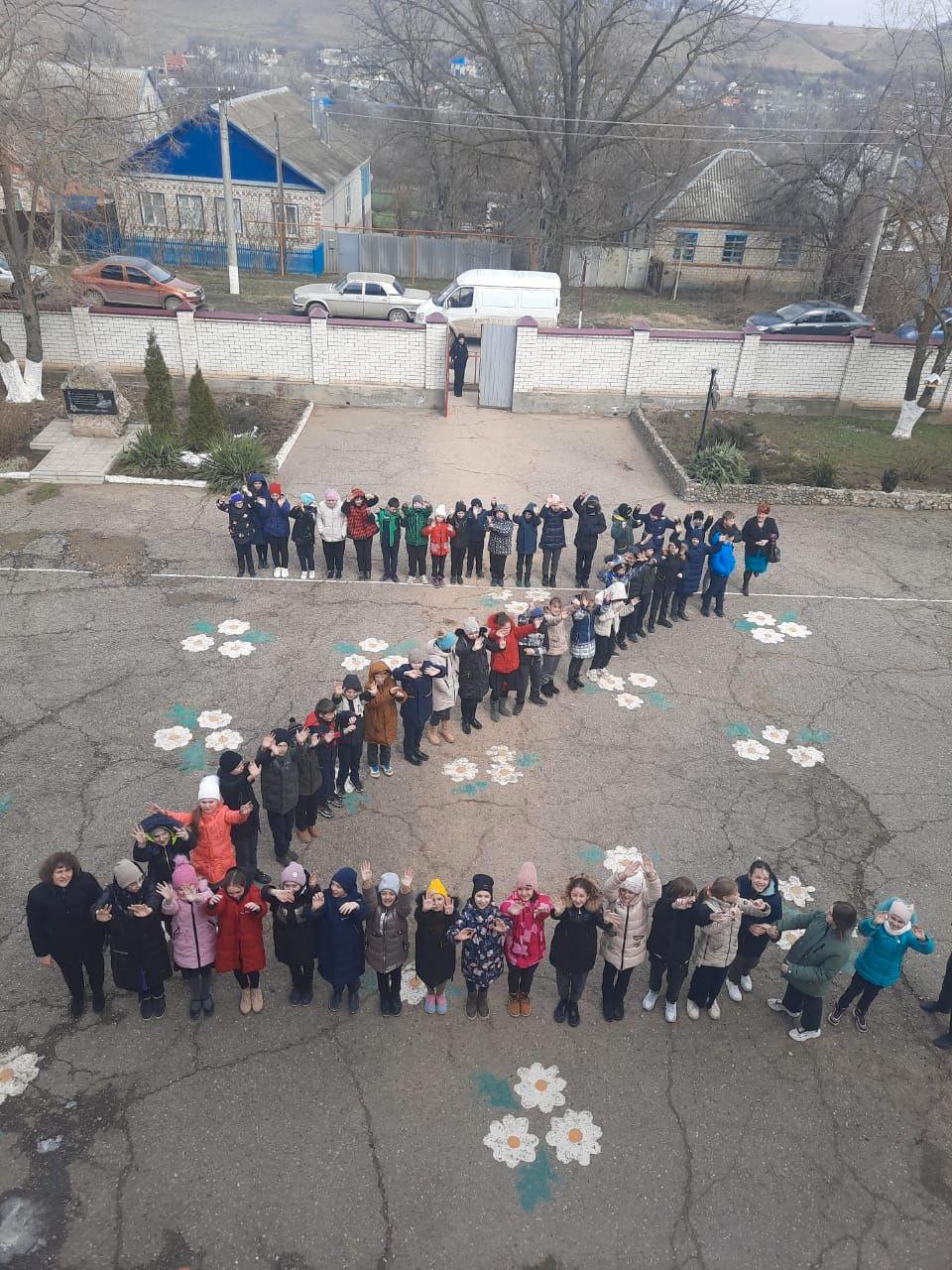 Z-formation på en skolgård i Stavropol.