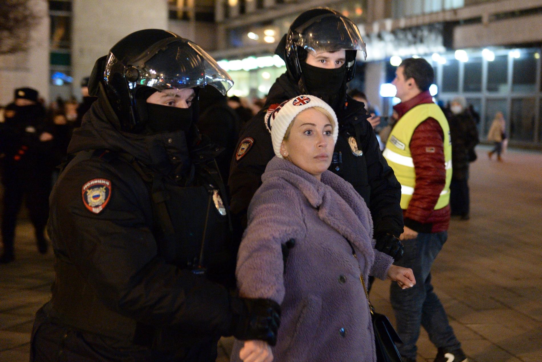 En demonstrant grips av polis under protesterna mot kriget i Moskva. 