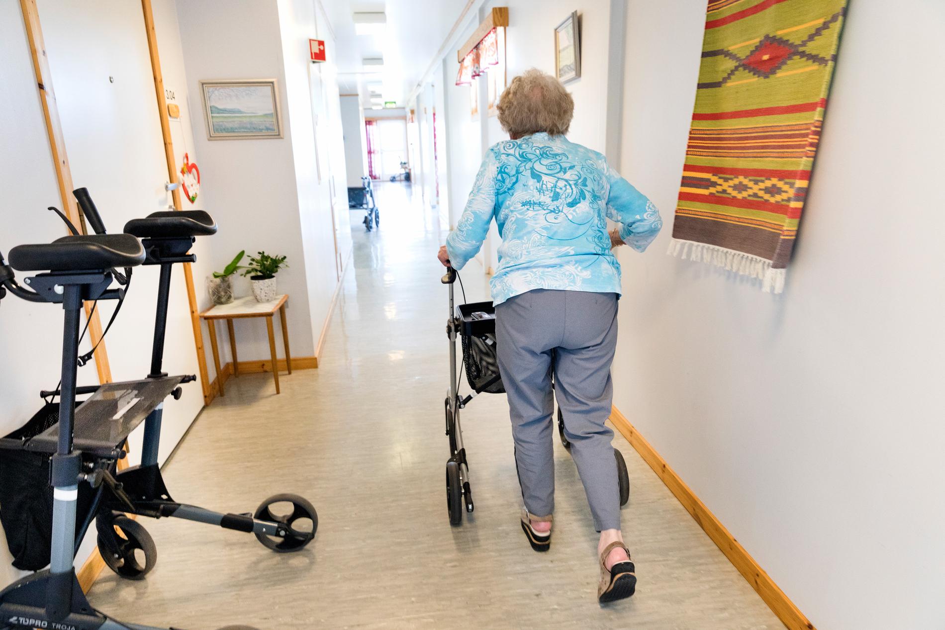 ”Vissa är svåra att hålla på rummen eftersom de är demenssjuka och springer runt mycket”, säger undersköterskan.