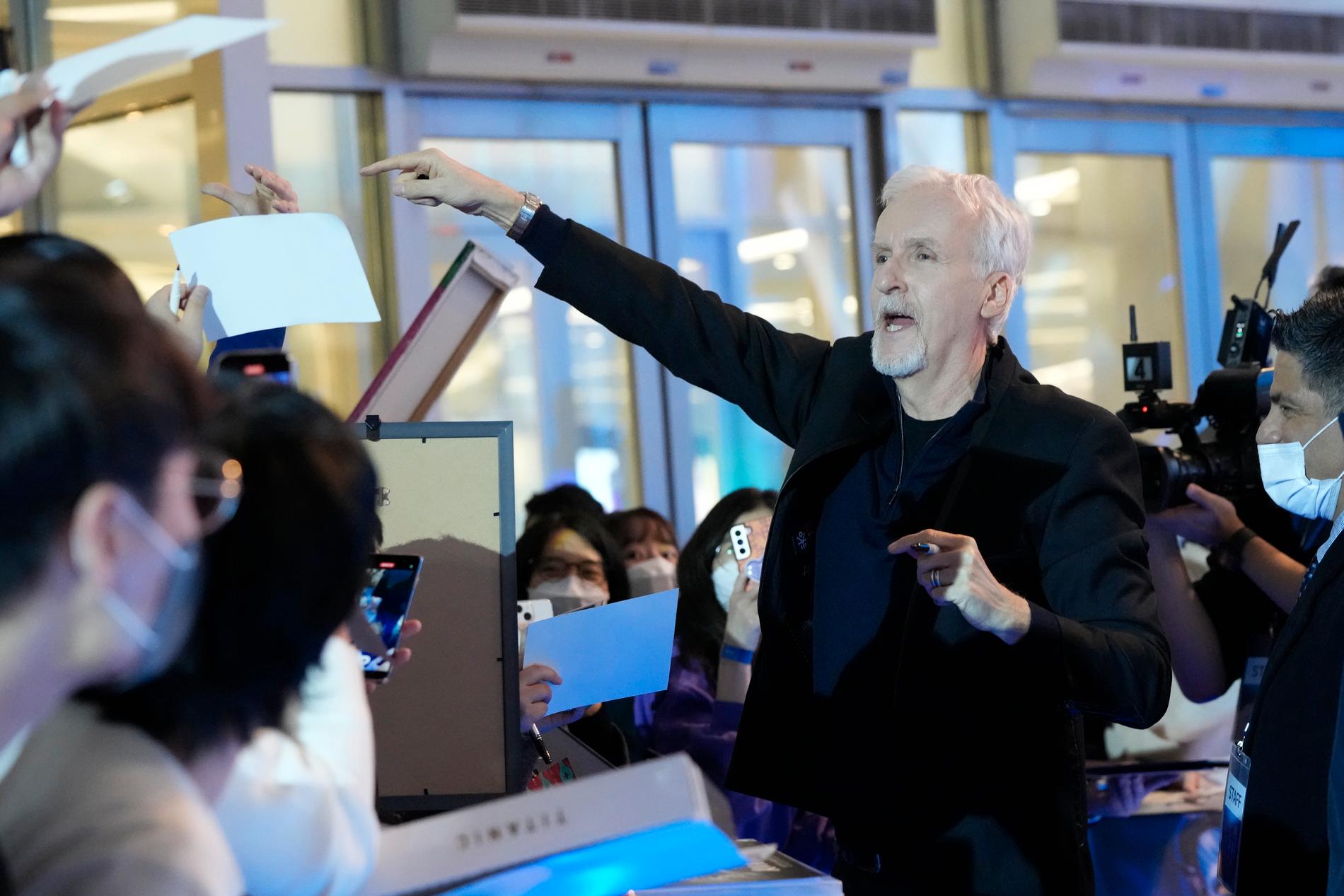 James Cameron hälsar på fans i Sydkorea inför premiären av ”Avatar: The way of water”.