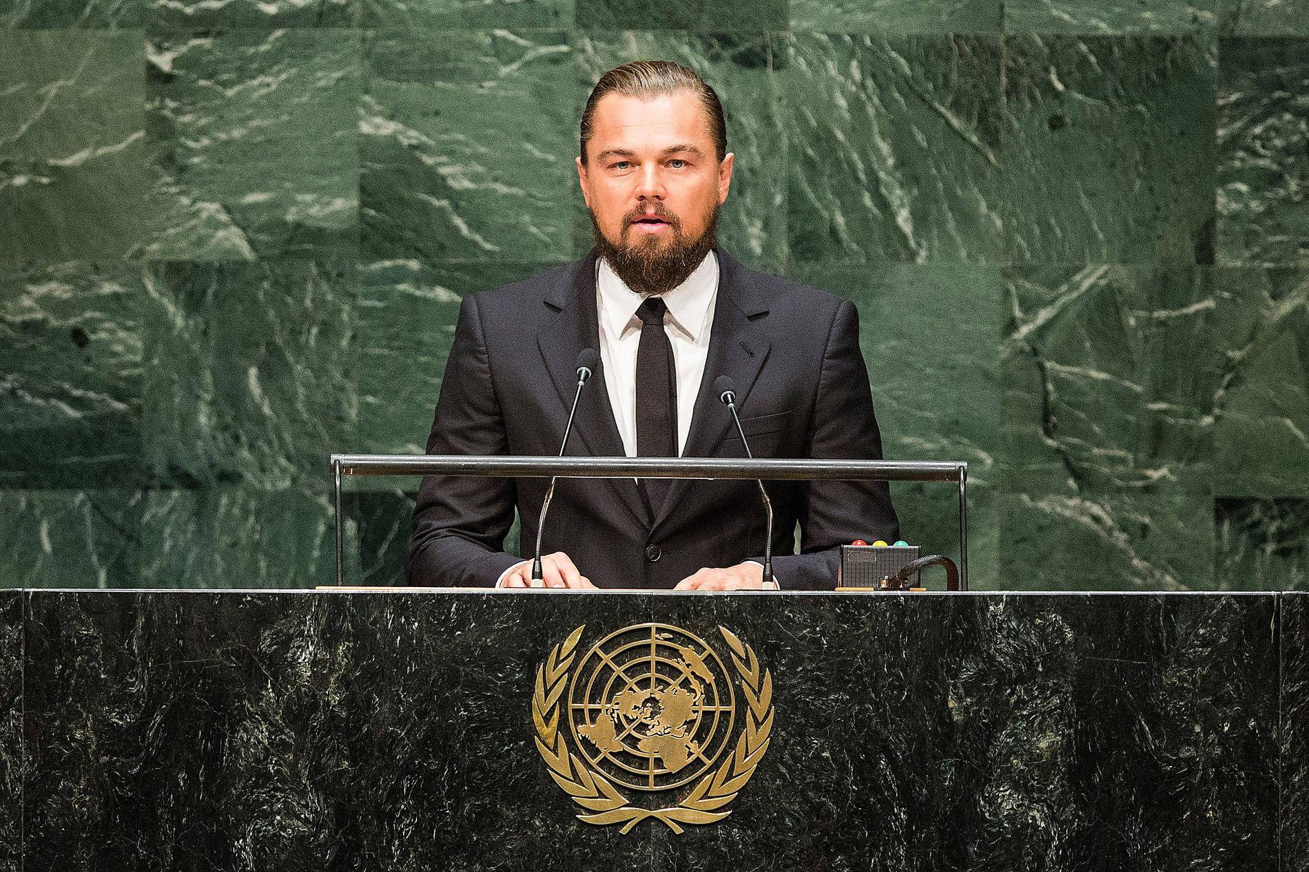 LEVER INTE SOM HAN LÄR Leonardo DiCaprio höll tal under FN:s klimattoppmöte förra året då han uppmanade världens ­ledare att ta ansvar för miljön. Nu upp­dagas att stjärnan flög privatjet sex gånger på lika många veckor.
