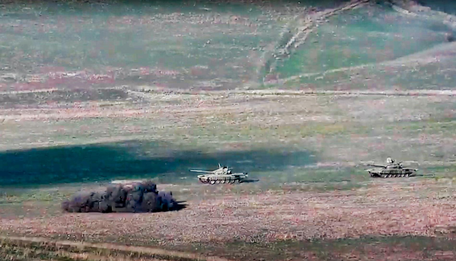 Armenisk beskjutning mot azeriska stridsvagnar. Bilden är från en film distribuerad av Armeniens försvarsdepartement.
