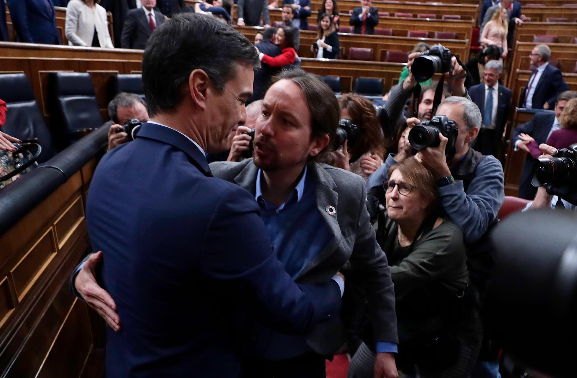 Socialdemokraten Pedro Sánchez och den mer vänsterradikale Palbo Iglesias från Podemos blir ny regeringschef respektive vice regeringschef. Spanien får sin första koalitonsregering sedan Francos dagar.