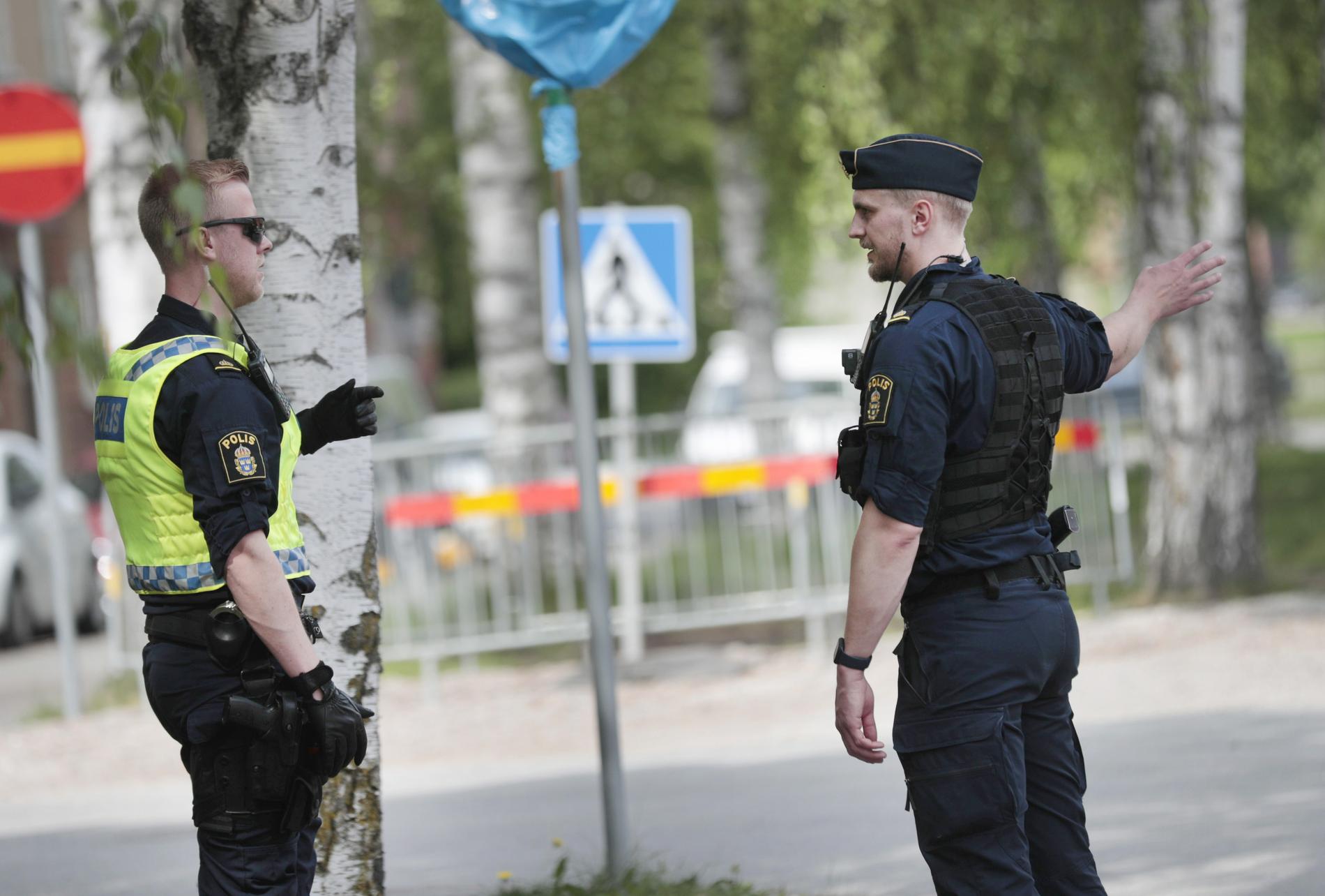 Polis på plats vid skolområdet i Örebro. 