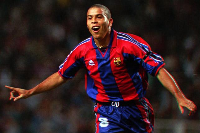 Ronaldo firar ett av många mål i Barcelonas tröja.