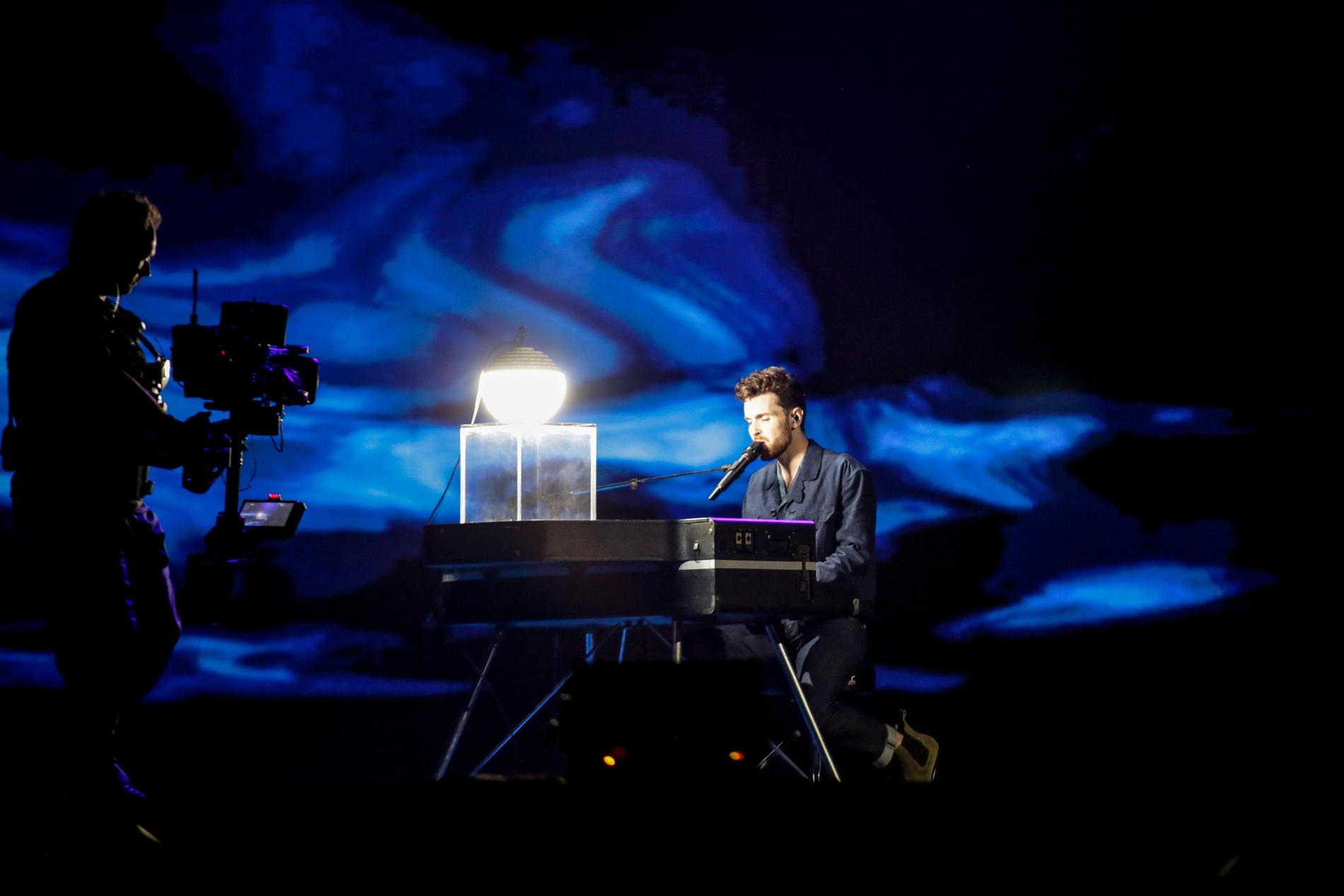 Duncan Laurence repeterar sitt framträdande på Eurovision-scenen i Tel Aviv