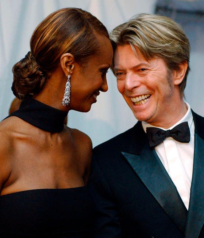 I går skulle de firat 25-årig bröllopsdag. Då hyllade David Bowies fru Iman Abdulmajid sin döde man med en kärleksfull hälsning på Instagram. 