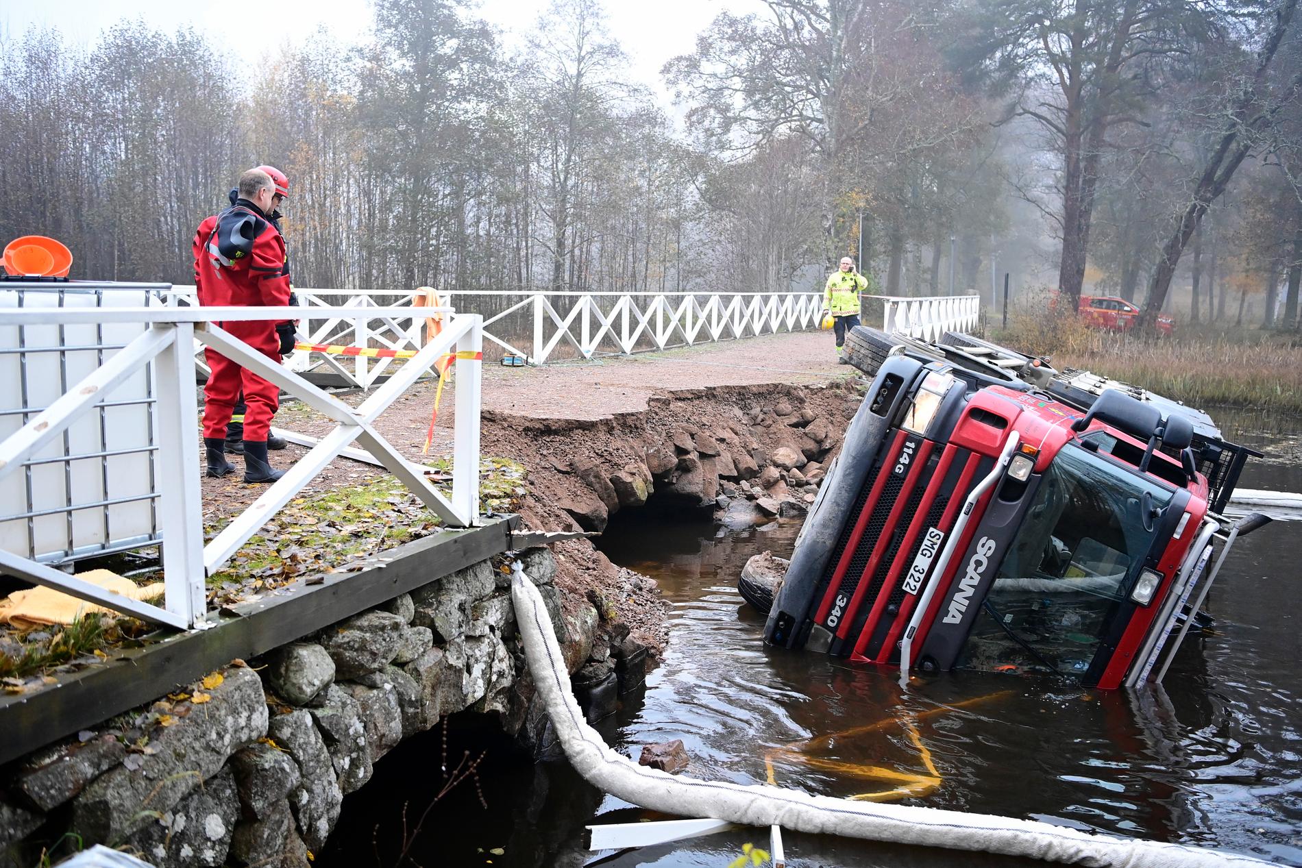 En bro har gett vika och en lastbil har hamnat på sidan i vattnet i Mariannelund i Eksjö kommun.