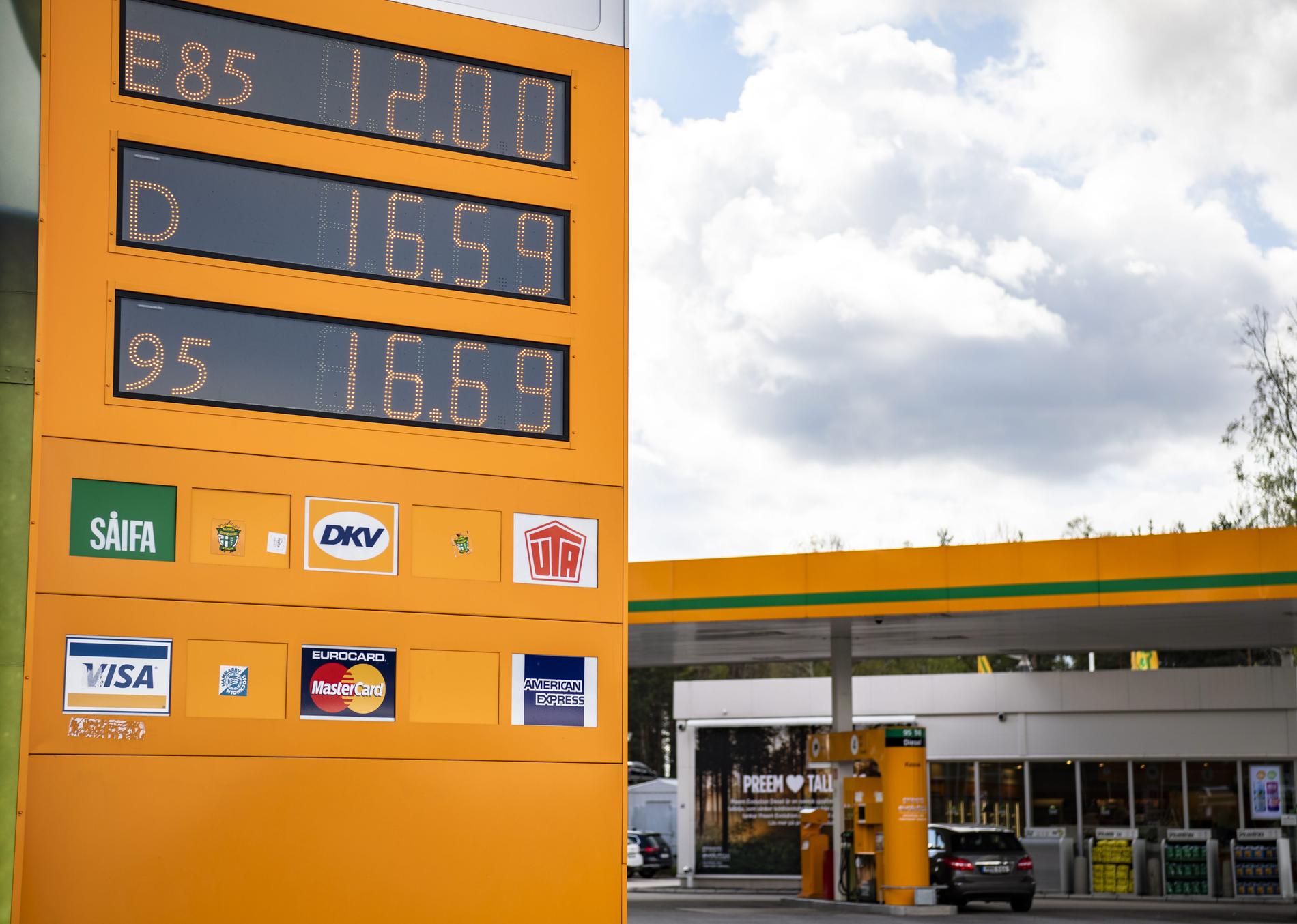 Priserna på bland annat bensin och diesel har tagit sin in på listan över politikens viktigaste frågor.