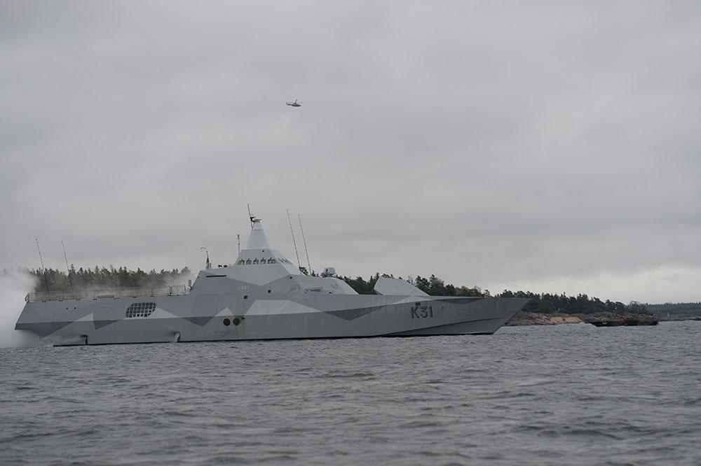 Försvarets korvett HMS Visby i Stockholms skärgård på söndagsmorgonen.