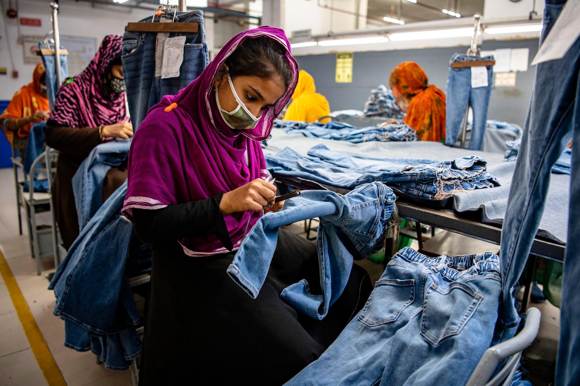 Sömmerskor på klädfabrik i Dhaka.