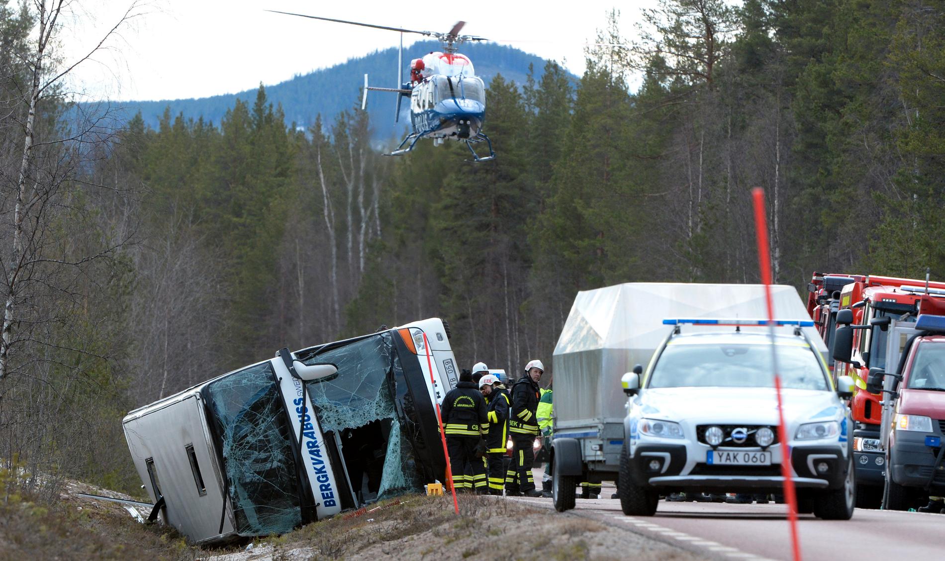 52 barn i åttonde klass fanns på bussen – tre av dem dog i olyckan vid Siksjön utanför Sveg.
