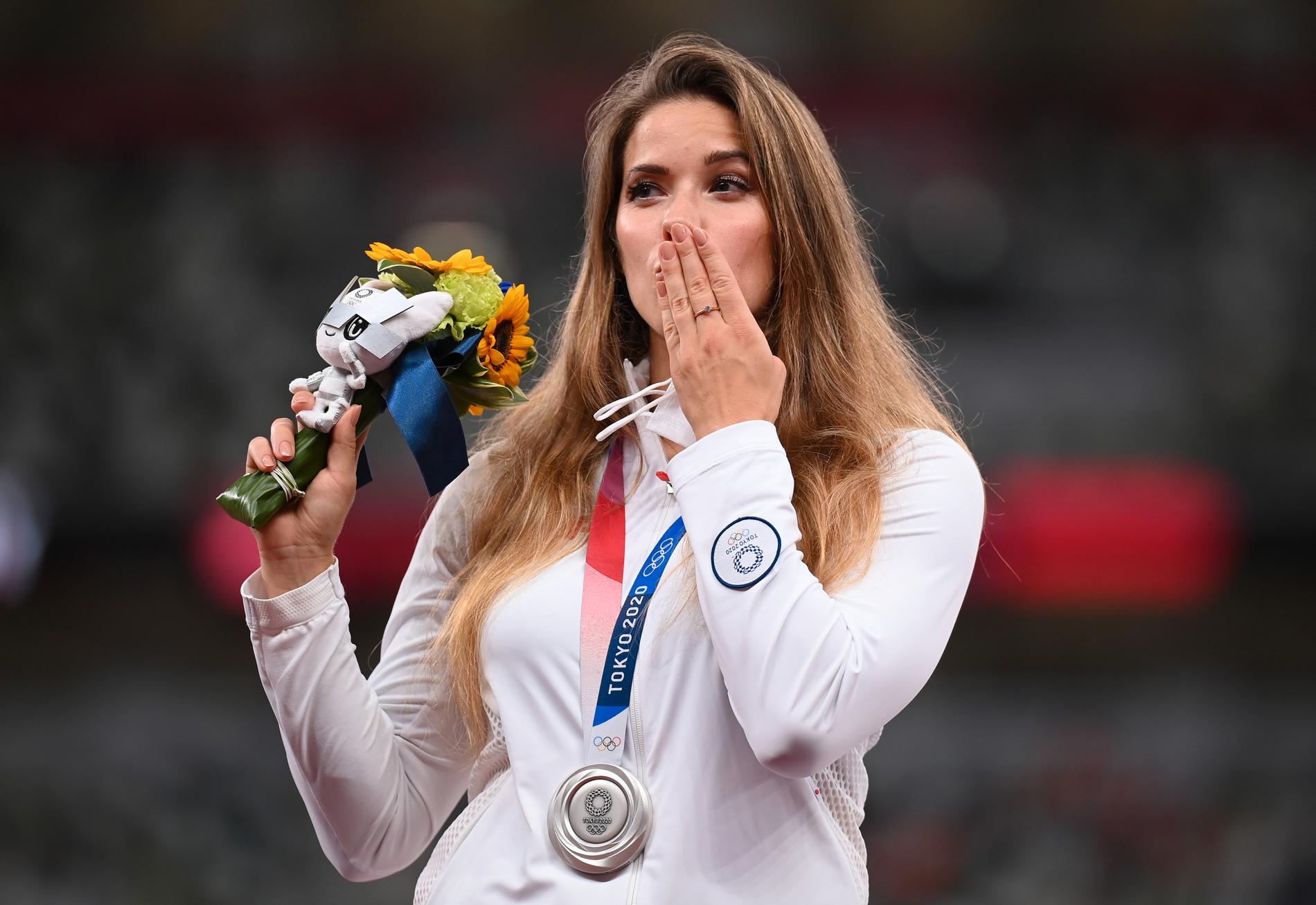 Maria Andrejczyk på prispallen i OS.