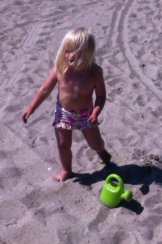 Edith vattnar sanden vid Ystads havsbad, förmodligen Sveriges coolaste badtjej