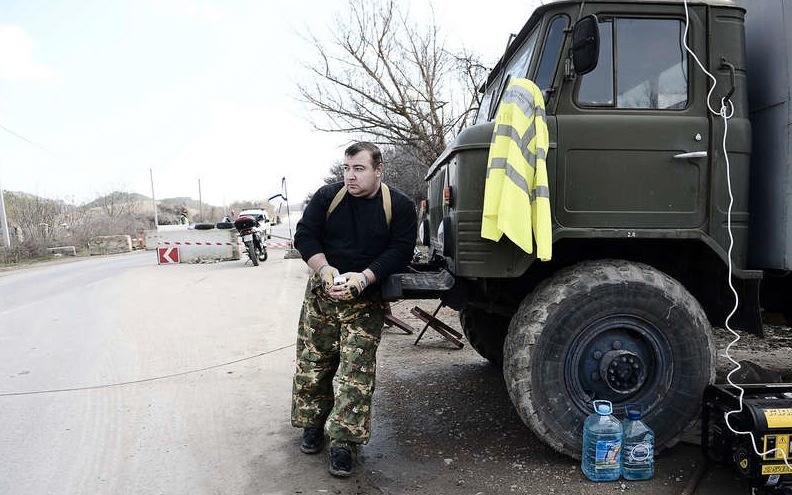 spänning med behållet lugn ”Krims självförsvar” har upprättat tre vägspärrar på Krim. Här är vägen mot Sevastopol. Foto: Jerker Ivarsson
