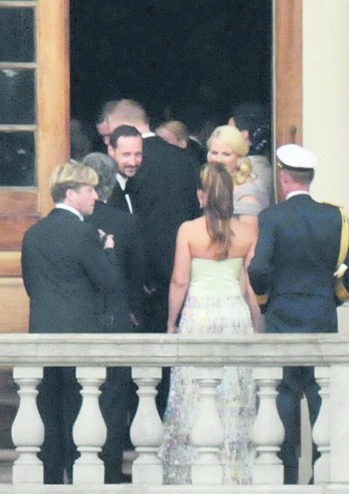 Norska kronprinsparet Haakon och Mette-Marit gör entré tillsammans med prinsessan Märtha Louise och Ari Behn (med ryggarna emot).