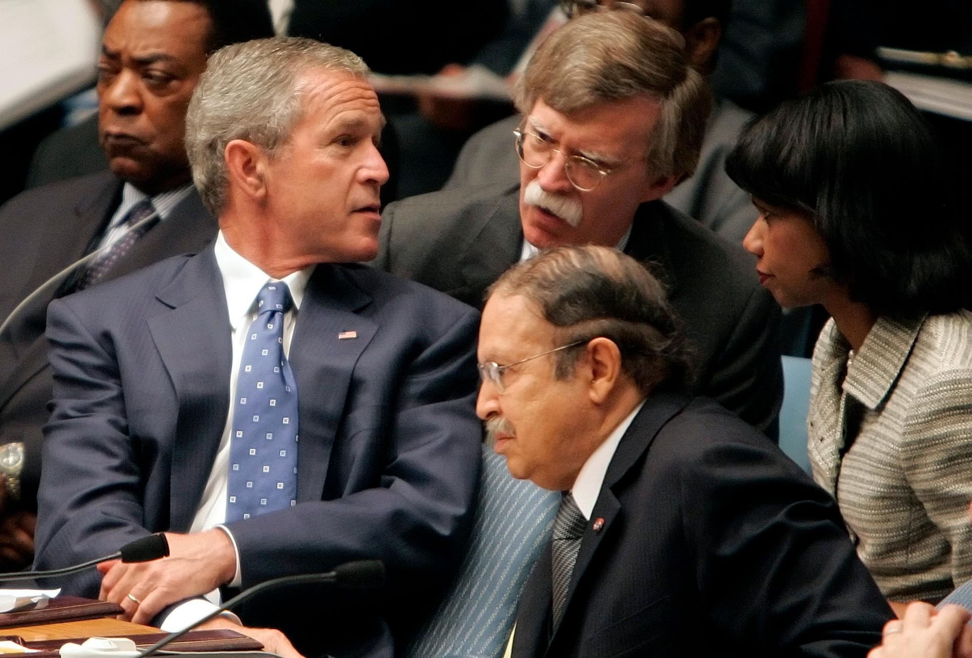 President George W Bush pratar med John Bolton, då FN-ambassadör, i september 2005. Till höger dåvarande utrikesminister Condoleezza Rice och i förgrunden Algeriets tidigare president Abdelaziz Bouteflika.
