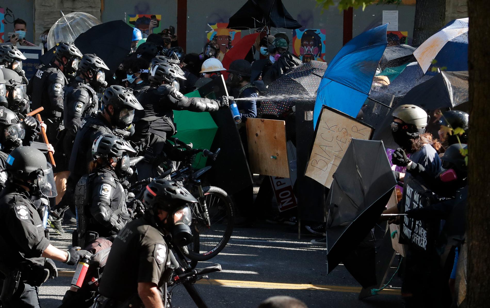 Polis använder pepparsprej mot demonstranter i Seattle.