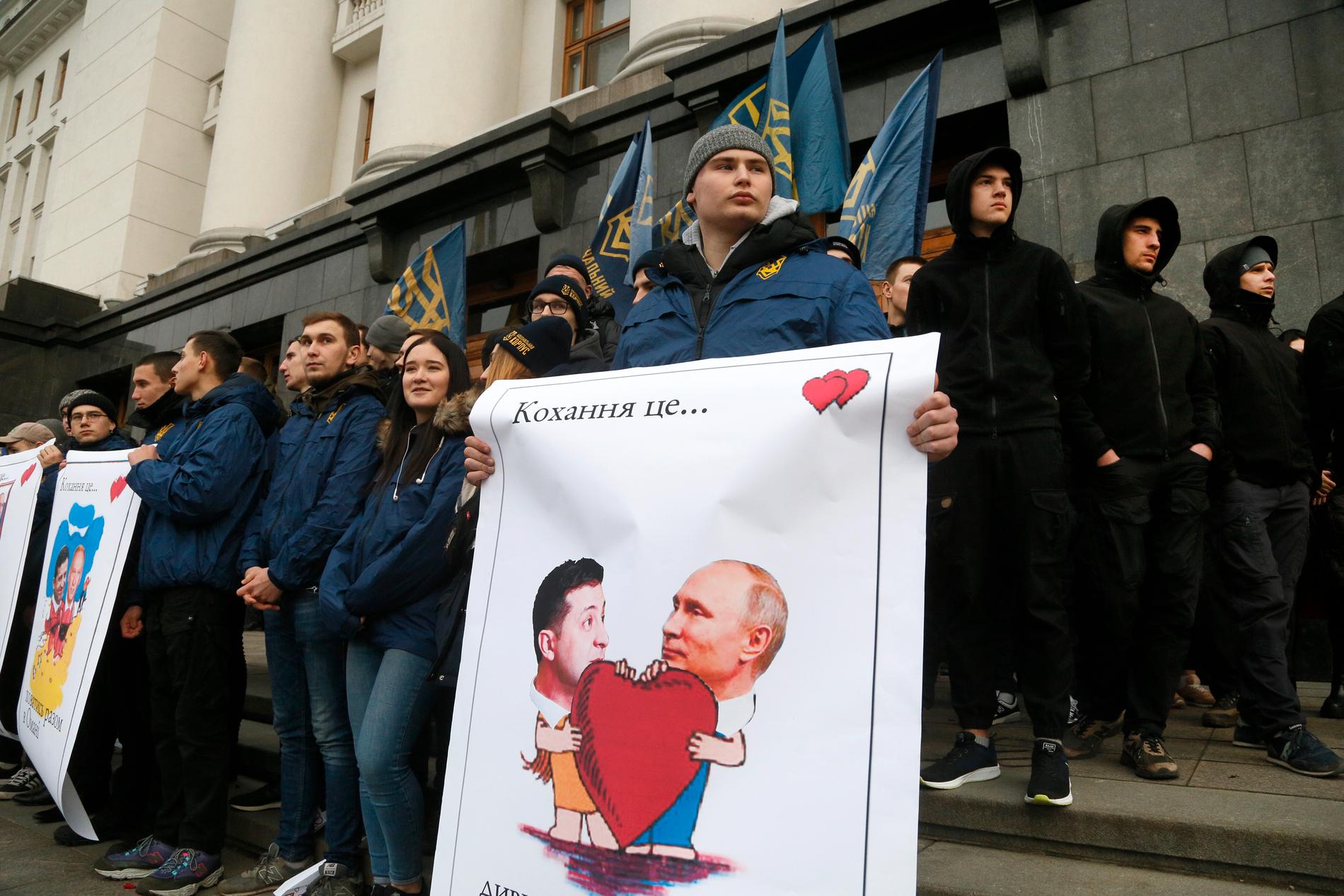 Demonstranter från den hårdföra högerrörelsen Azov demonstrerar i Kiev mot samtalen Zelenskyj–Putin. Bilden är tagen på alla hjärtans dag härom veckan.
