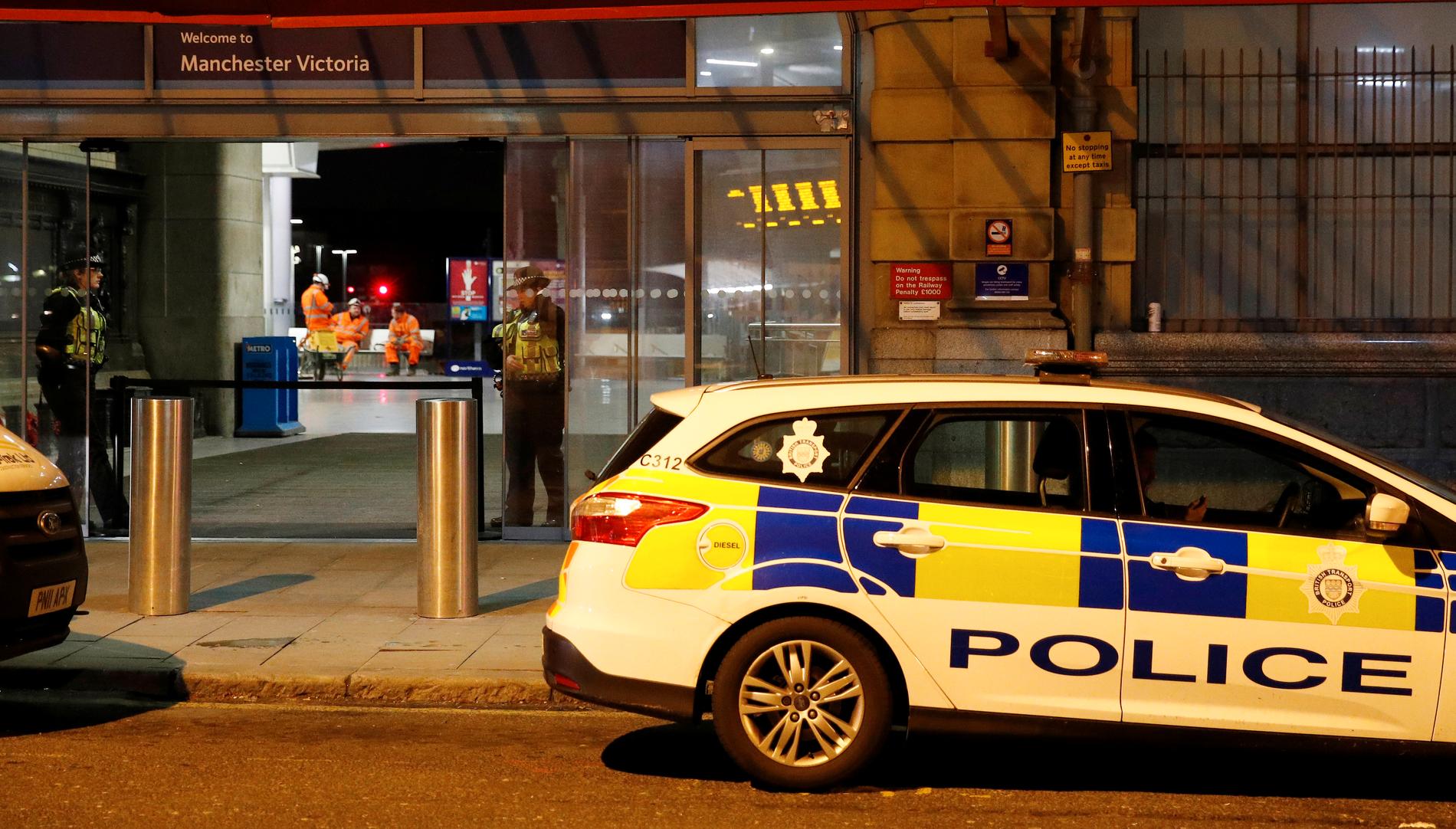 Polis på plats vid Victoria Station i Manchester i England.