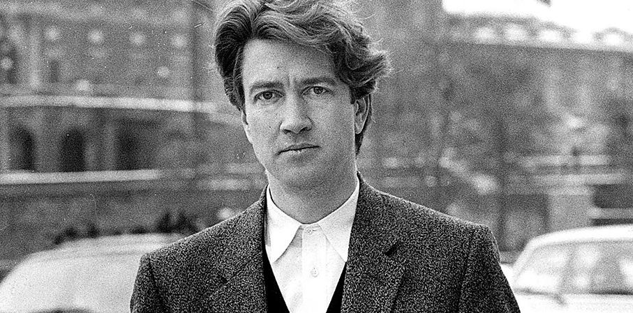 ”En töntig men snygg och prydlig kille” Så beskrivs David Lynch i ”Drömvärldar”. Här är regissören på besök  i Stockholm 1985.