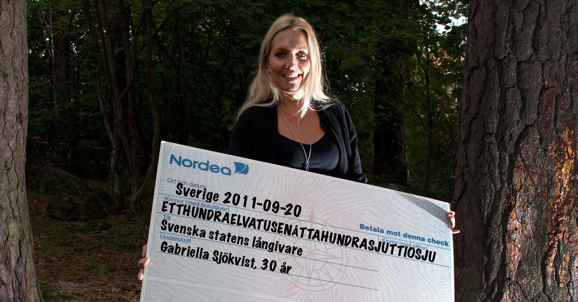 Statsskulden för varje svensk är 111 877 kronor just nu, en minskning med 635 kronor från 2010. Sedan millenieskiftet har Gabriella Sjökvist, 30, för Aftonbladets räkning  illustrerat varje enskild svensks del av skulden.