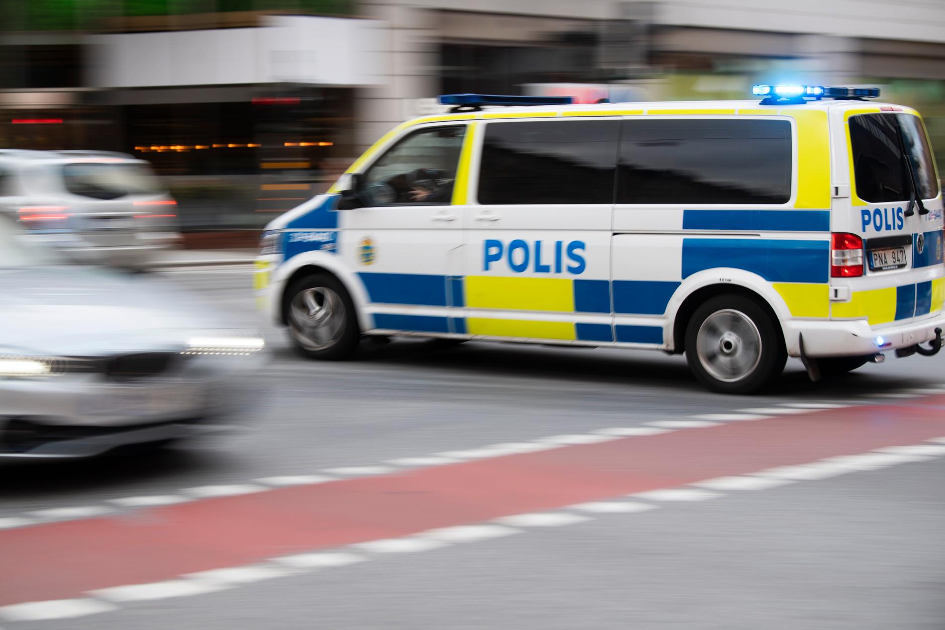 En man i Eskilstuna har anhållits misstänkt för bland annat bilrån och mordbrand. Arkivbild.