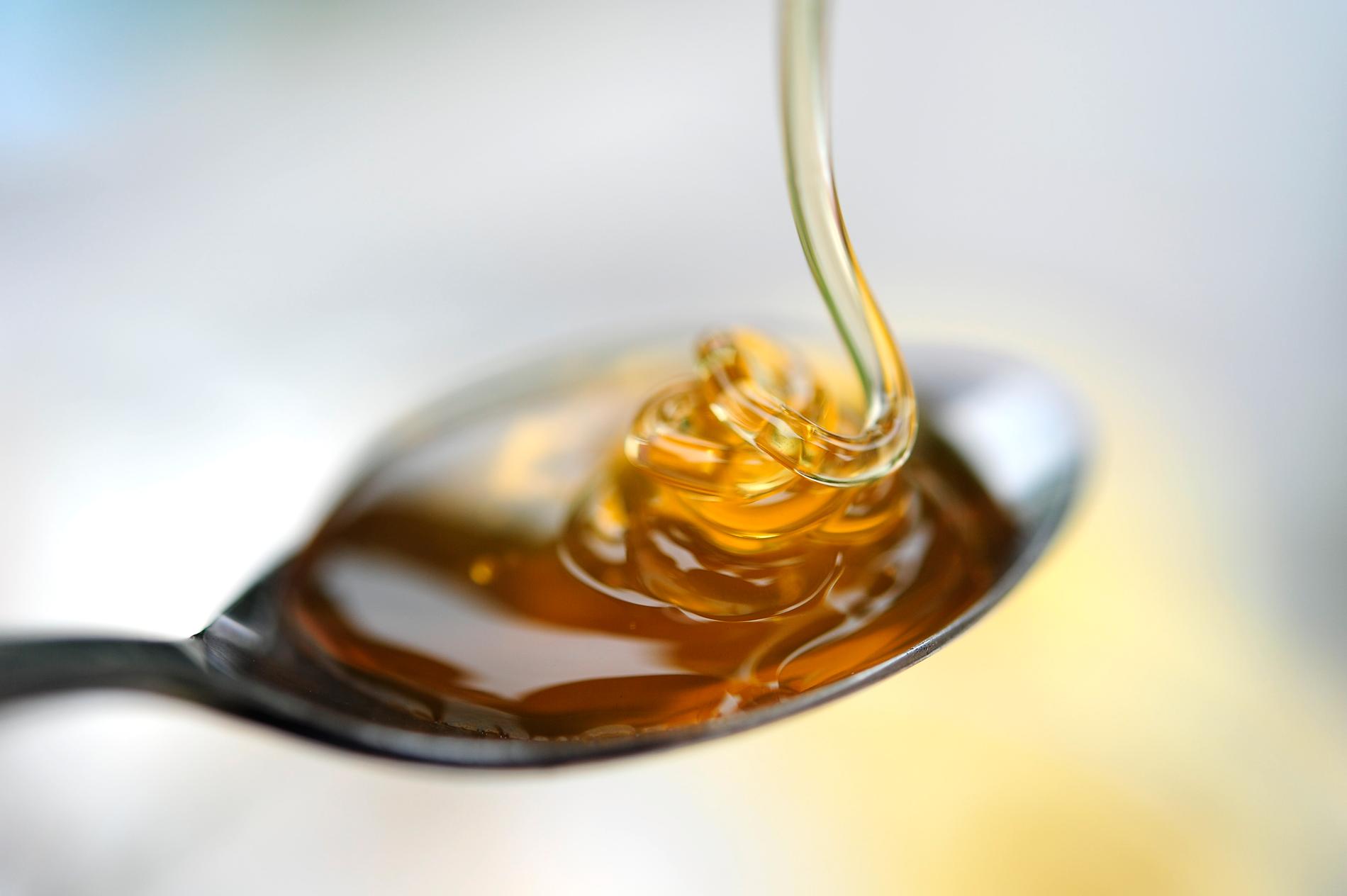 Honung är gott och innehåller nyttiga ännen, men är också ett av de livsmedel det fuskas mest med. En variant är att tillsätta socker i framställningen, en annan är att märka honungen med fel ursprung för att få ett högre pris. Arkivbild.