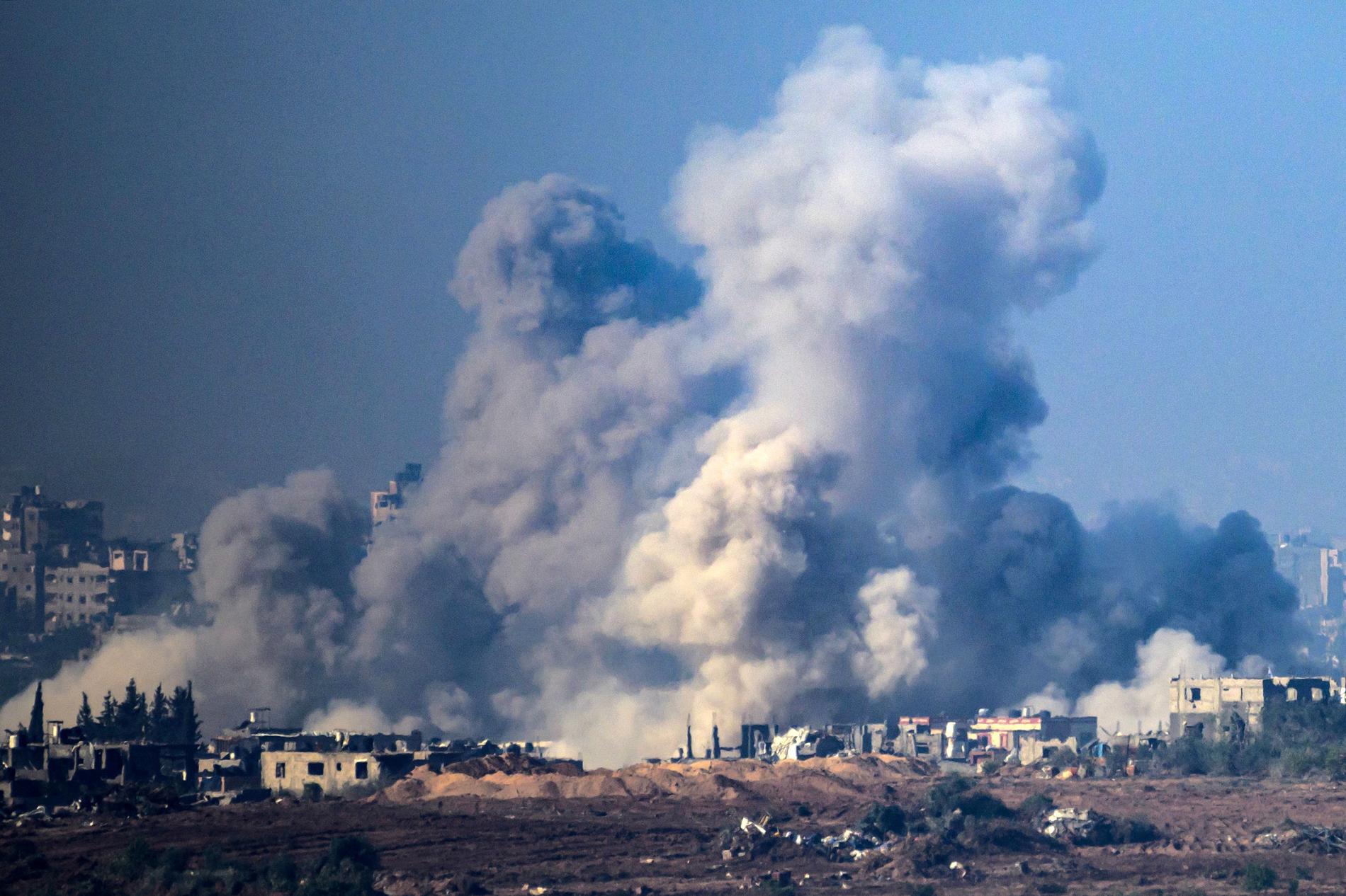Rök stiger vid Gazaremsan efter en israelisk attack under fredagen. 