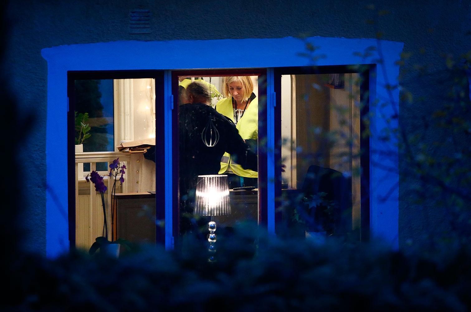 Polisens tekniker i huset där den misstänkte mördaren hittades i källaren med två pojkar.