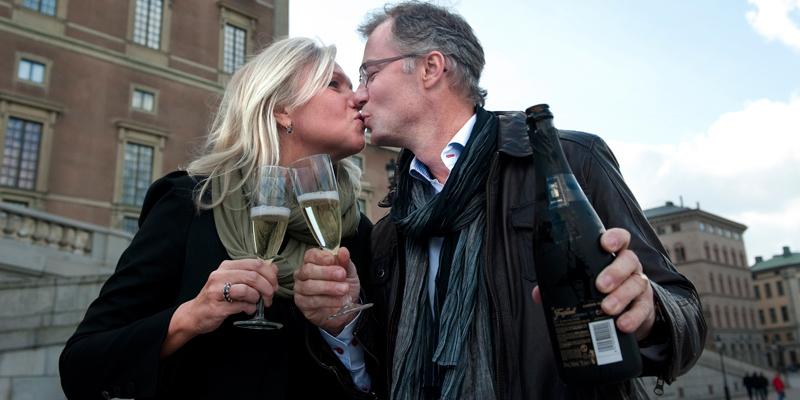 Niomiljonerskyssen Colin Shrimpton firar sin fantastiska vinst tillsammans med hustrun Catarina.