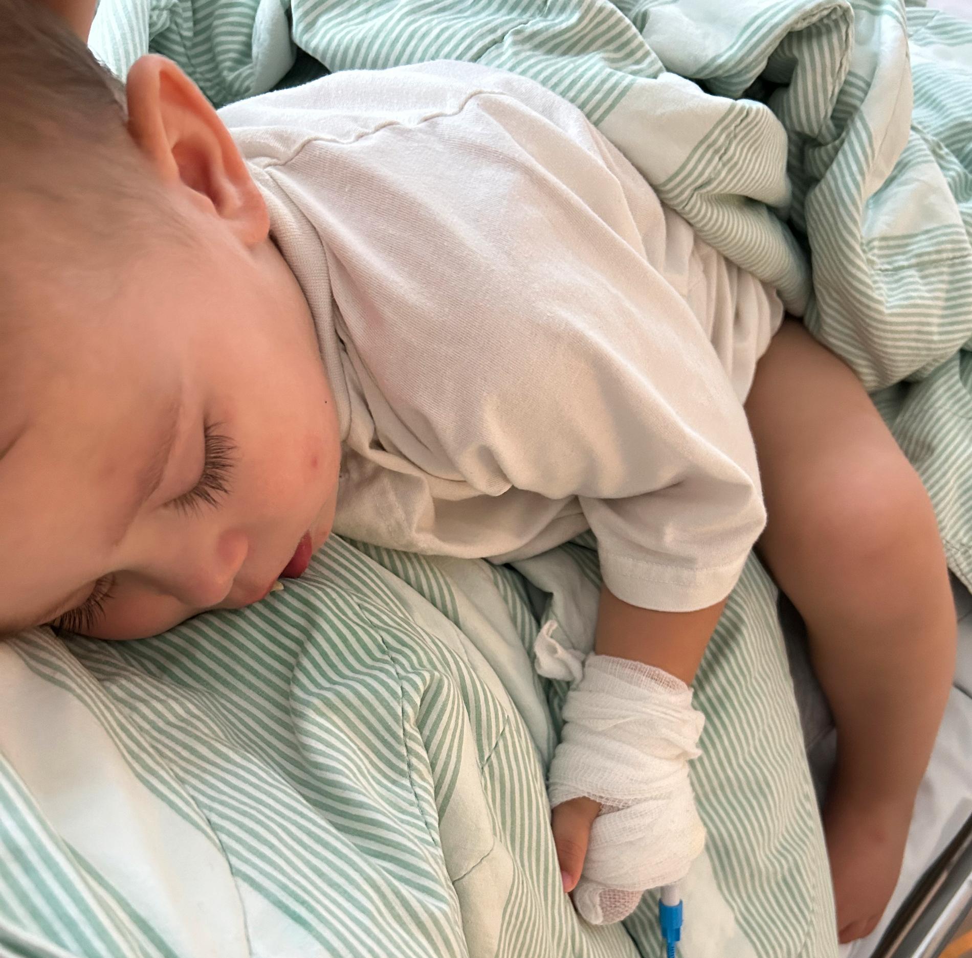 Elliot skrevs ut i måndags efter att ha fått antibiotika, näring, vätska och febernedsättande via dropp.
