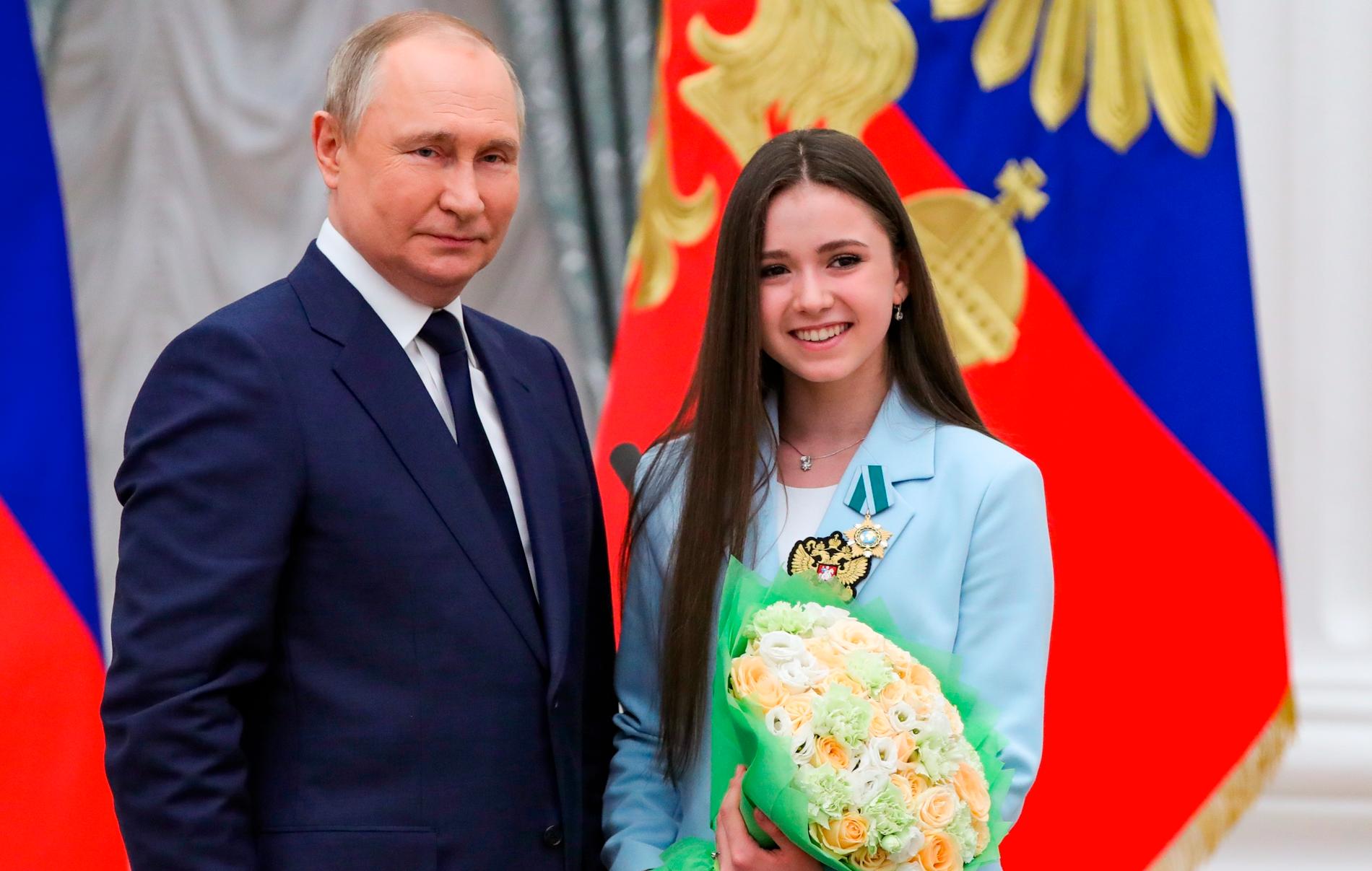 Valieva tillsammans med Putin i april 2022. 