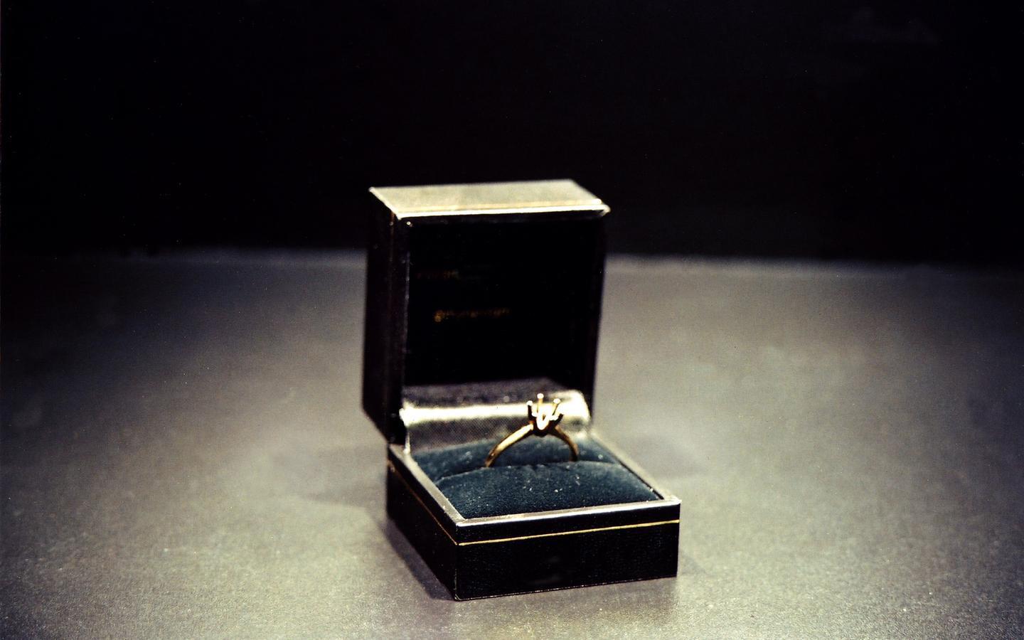 Konstnären Jill Magid säljer en diamantring där hon själv ska bli diamanten i mitten.
