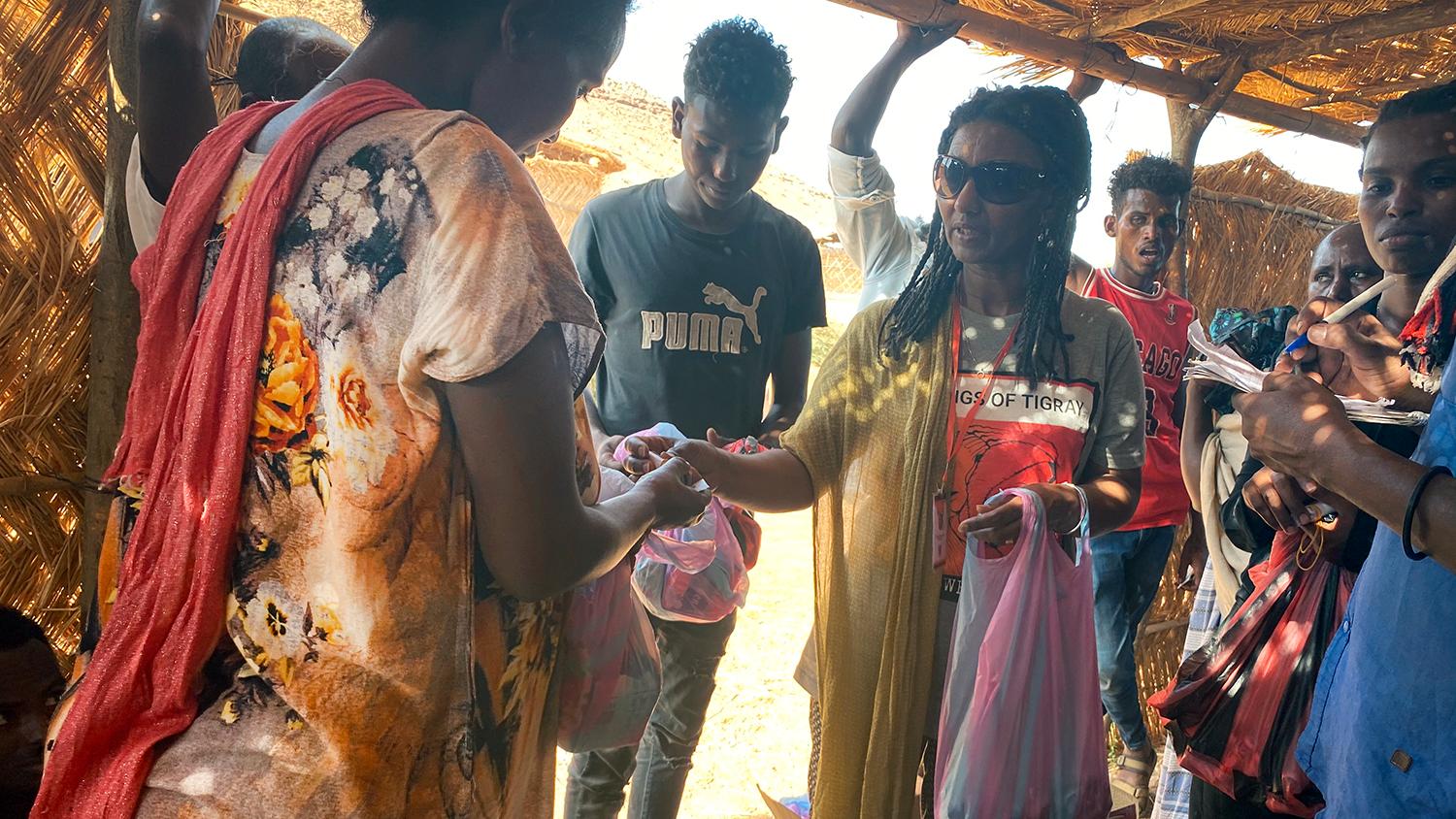 I flyktinglägren i Sudan kunde Huda Mohammed hjälpa de utsatta kvinnorna genom att dela ut medicin, hygienartiklar och pengar till dem.