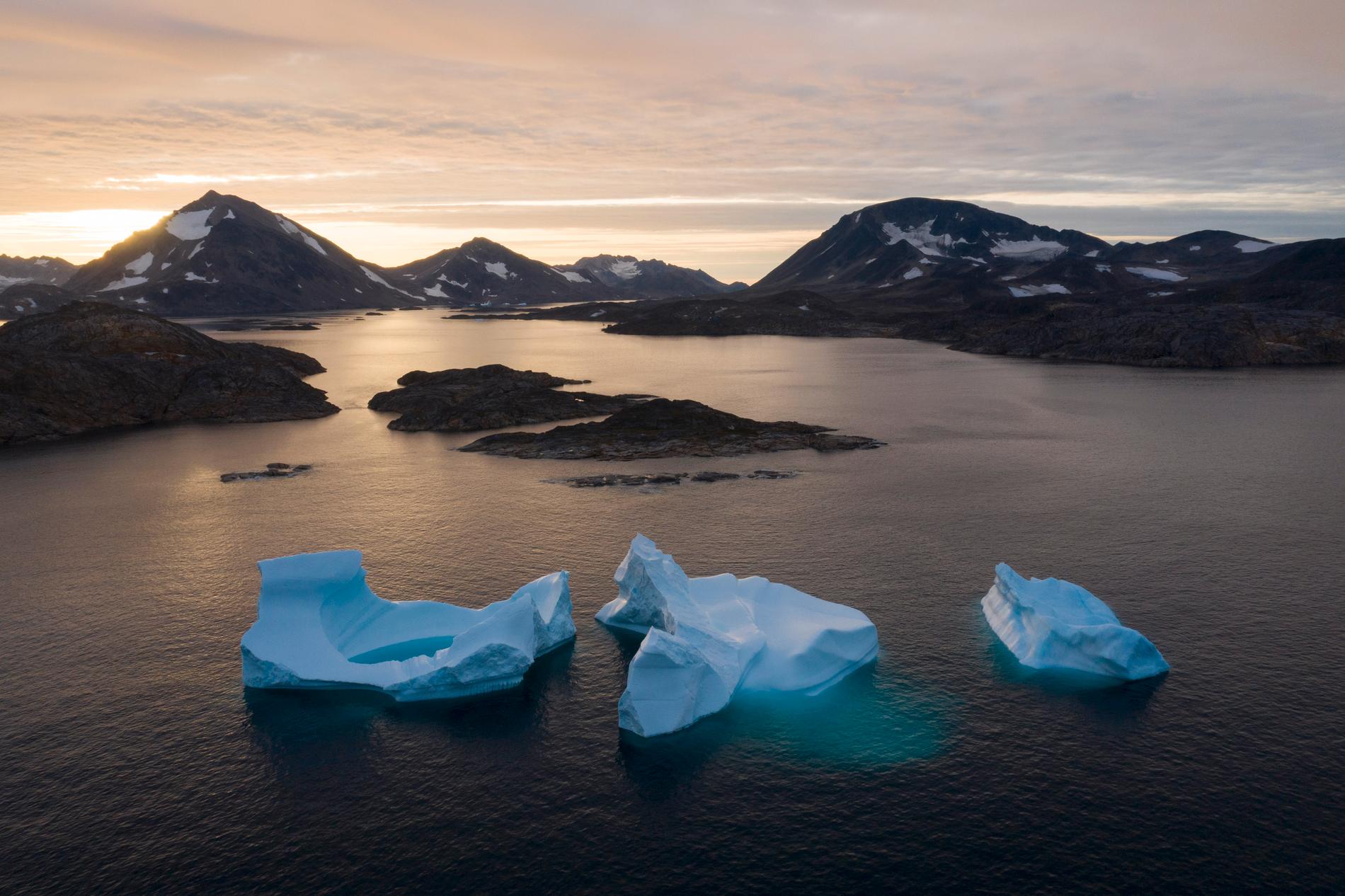 Avsmältningen av inlandsisen på Grönland är en av de tippningspunkter vi närmar oss. Här flyter stora isberg omkring nära den grönländska staden Kulusuk. Arkivbild.