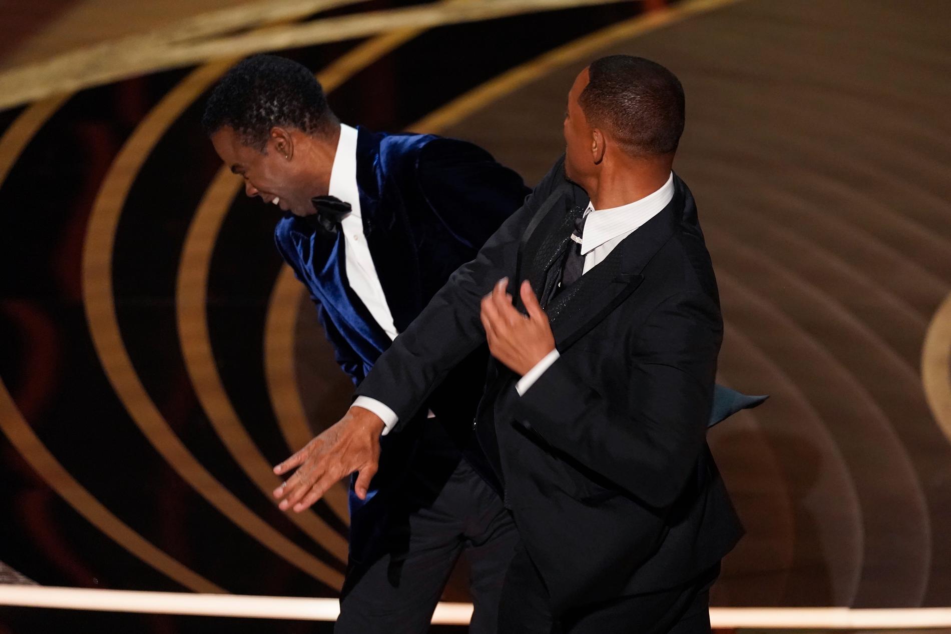Will Smith slår till Chris Rock på Oscarsgalan tidigare i år. Arkivbild.