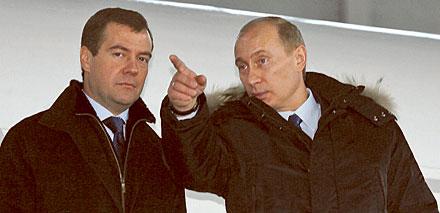 Putin har pekat ut riktningen för sin kronprins Medvedev, och inget tyder på att han kommer att välja en annan väg. Någon egen politik har Medvedev inte presenterat.