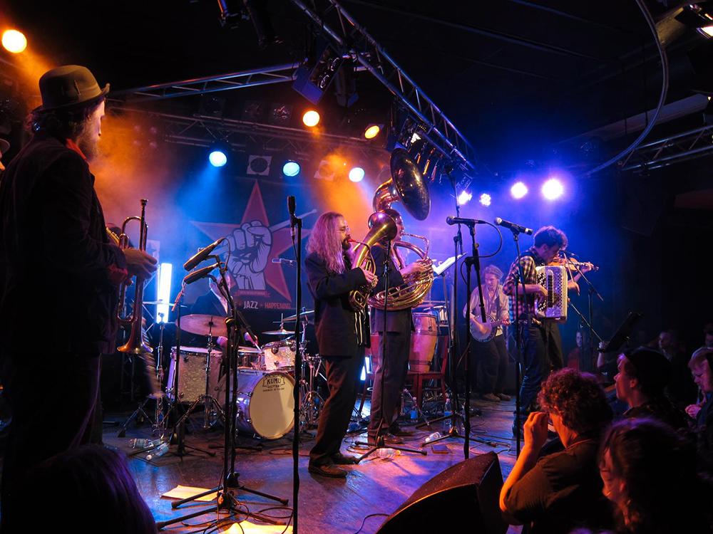 The Bad Ass Brass Band roar publiken på Tampere Jazz Happening