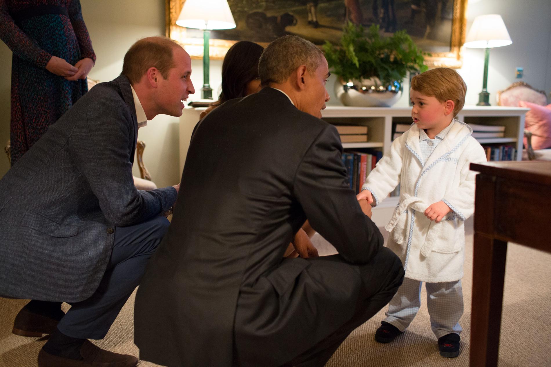 Obama träffar Prince George the Duke och  Duchess of Cambridge i Kensington Palace i den 22 april, 2016.